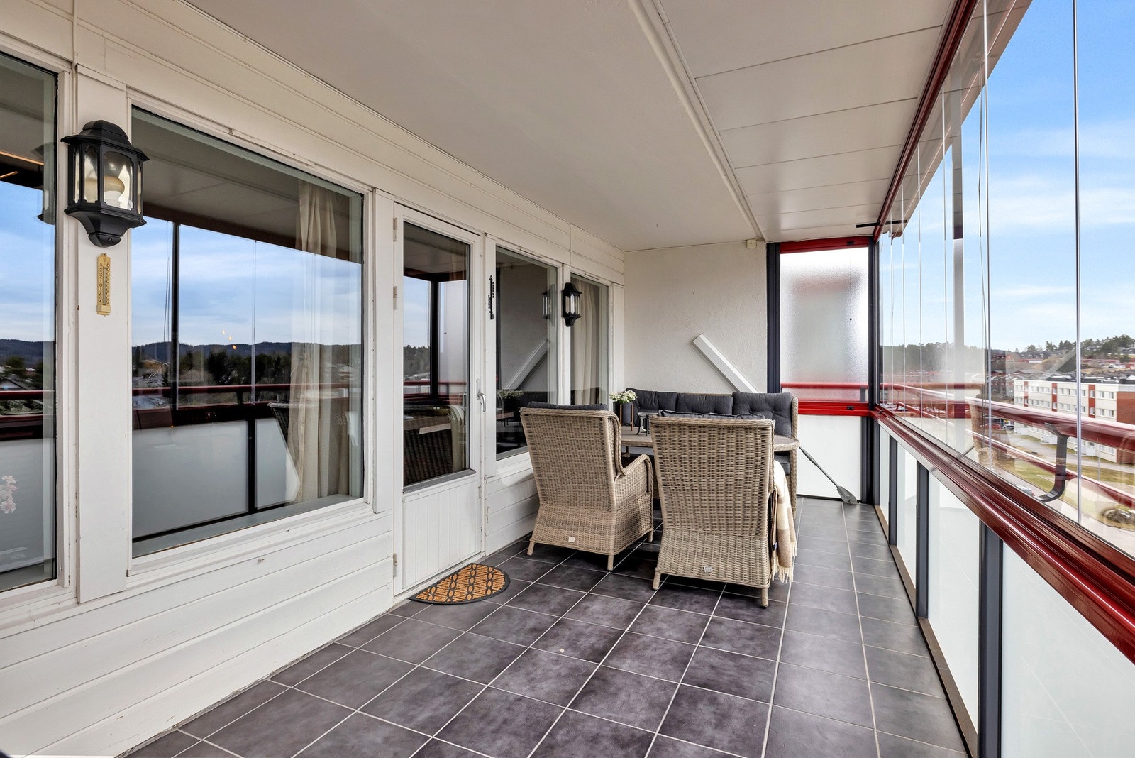 Balkongen er innglasset, noe som gjør at den kan nytes uansett vær! Galleribilde