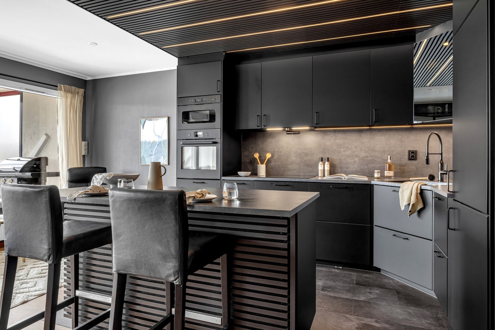 Det er blitt lagt plater mellom benkeplate og overskap, i tillegg til at det er montert overbelysning og stikkontakter under overskap. Galleribilde