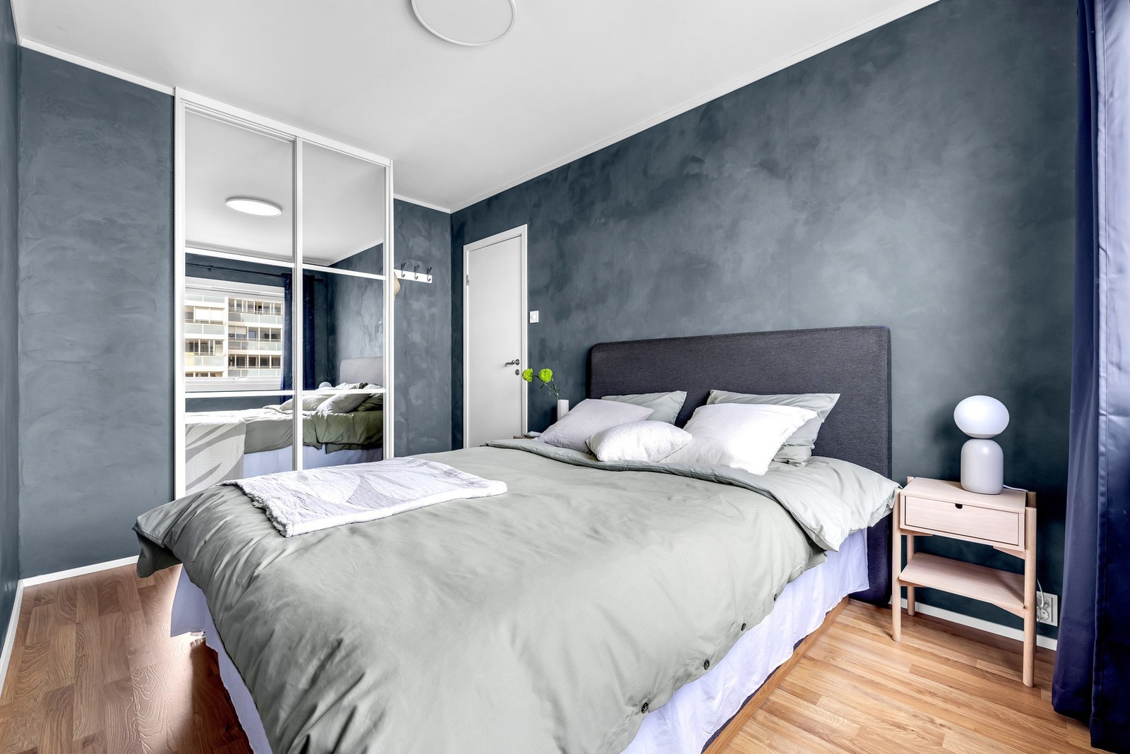 Skyvedørsgarderobe med speil som gir både mye lagringplass og god romfølelse. Galleribilde