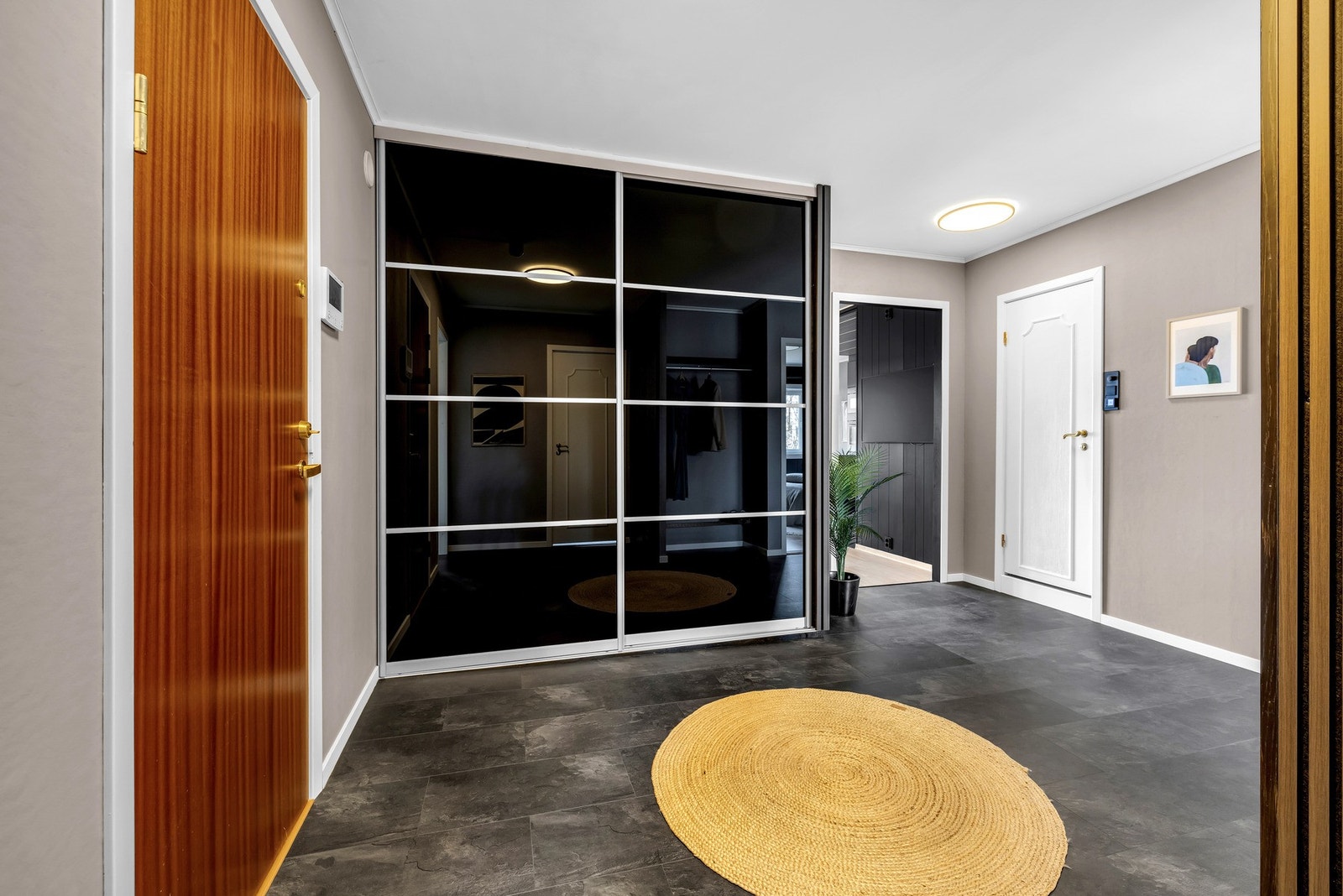 Det er også montert dørcallinanlegg som gjør det enkelt å slippe inn gjester fra gateplan. Velkommen inn! Galleribilde