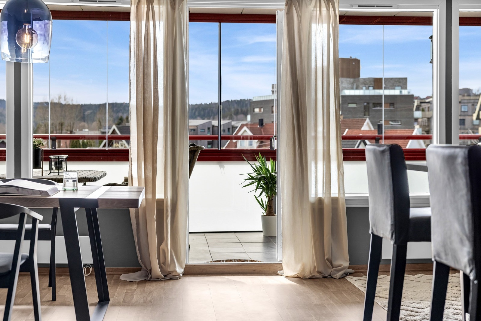 Fra balkongen beveger vi oss inn i selve "hjertet" til leiligheten. Galleribilde