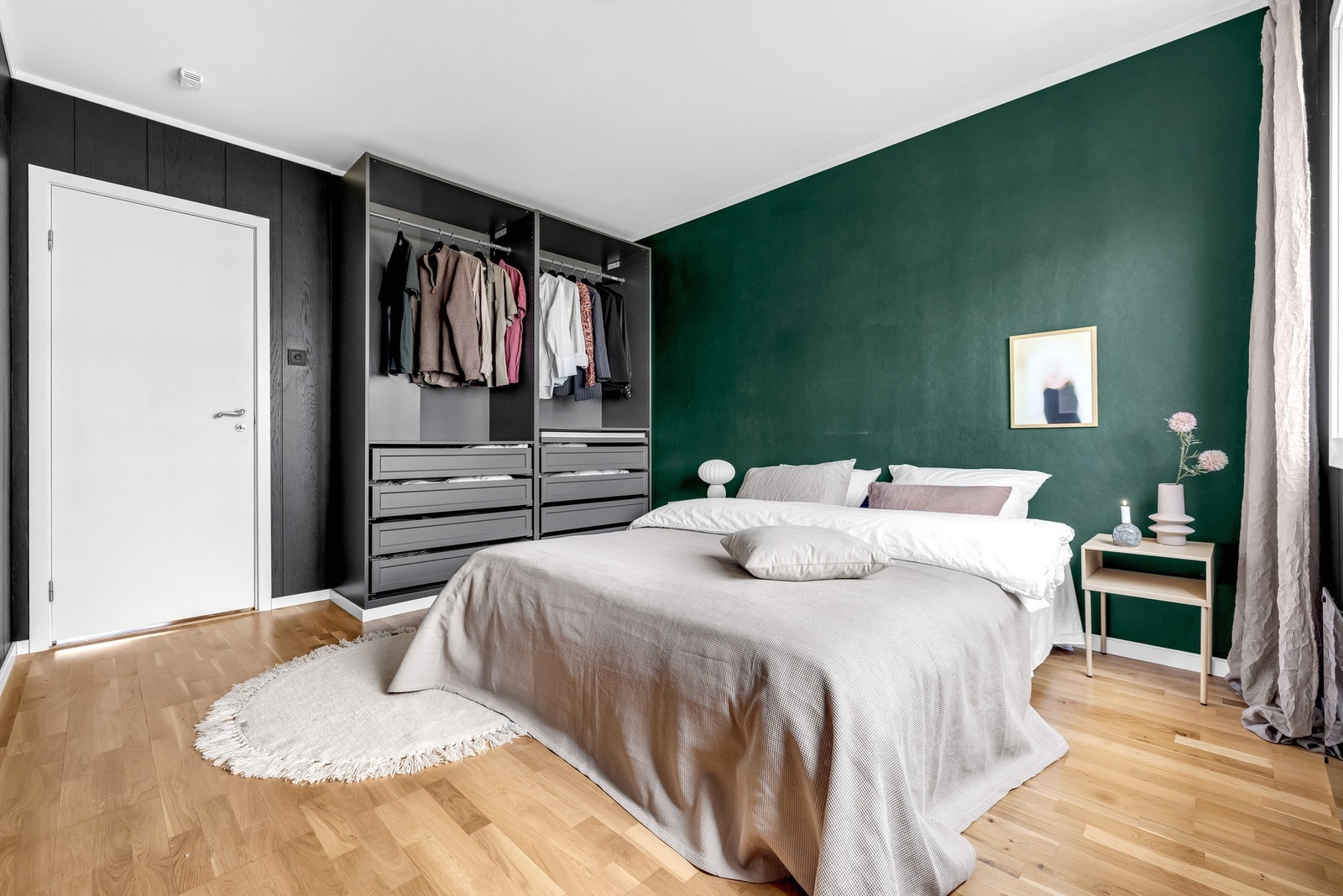 Leiligheten har 3 gode soverom med plass til både dobbeltseng, nattbord og tilhørende garderobeskap. Galleribilde