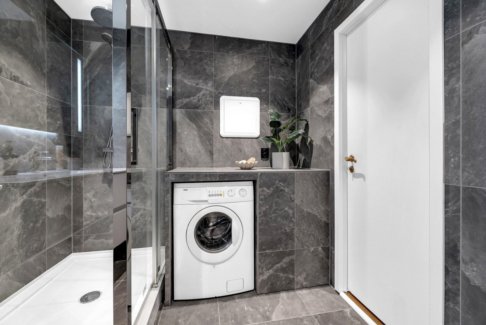 Fordelerskap for rør-i-rør og stoppekraner er plassert i vegg. Galleribilde