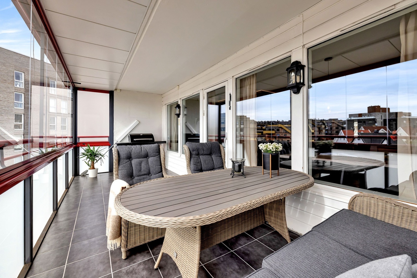 En lekker og moderne 4-roms toppleilighet med solrik sydvestvendt balkong på 16 m². Galleribilde