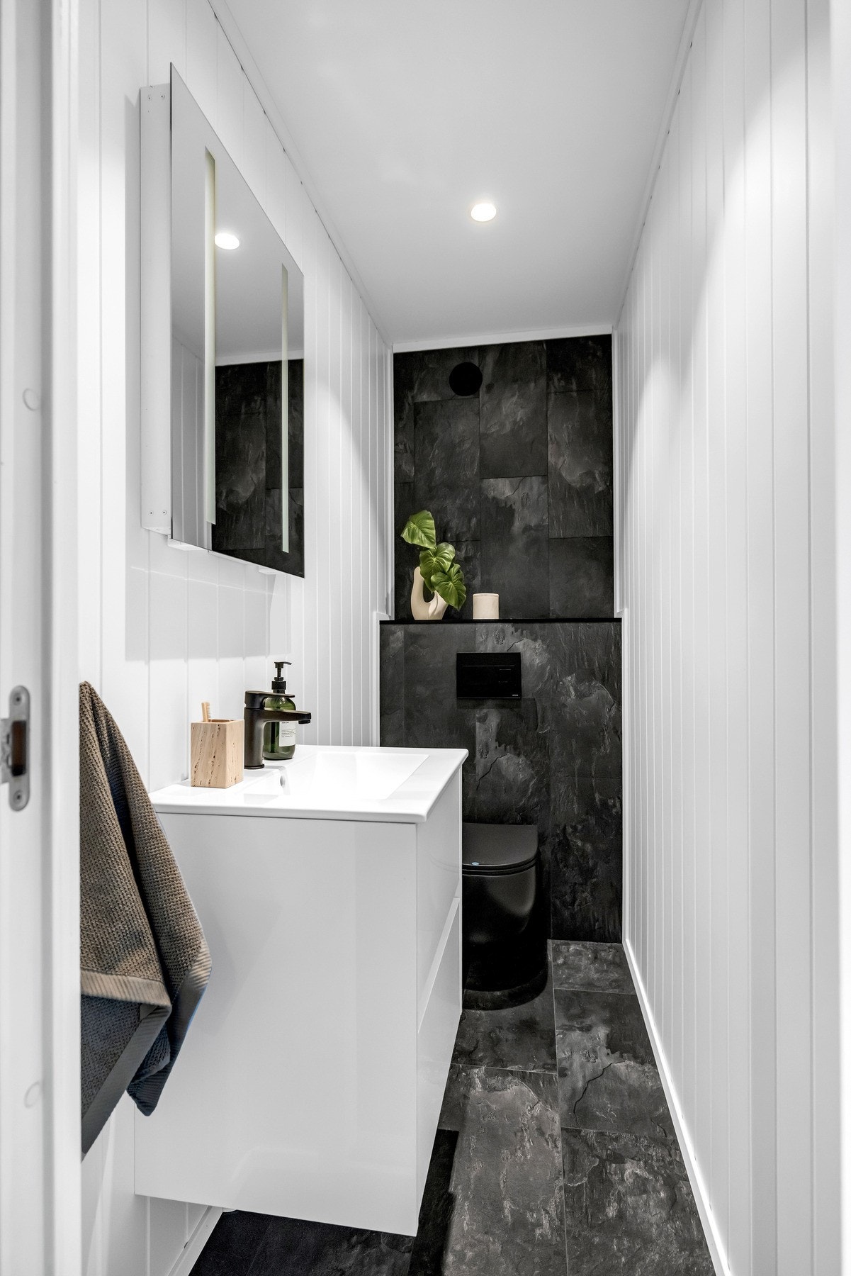 Toalettrommet har også blitt renovert med nytt vegghengt toalett, ny servantskap og moderne vegghengt speil med integrert lys. Galleribilde