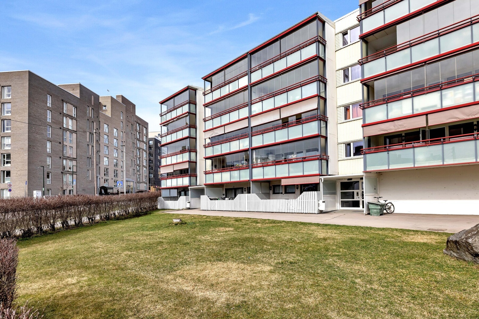 Leiligheten ligger fint til i byggets 4.- og toppetasje, og har adkomst via felles trapp. Galleribilde