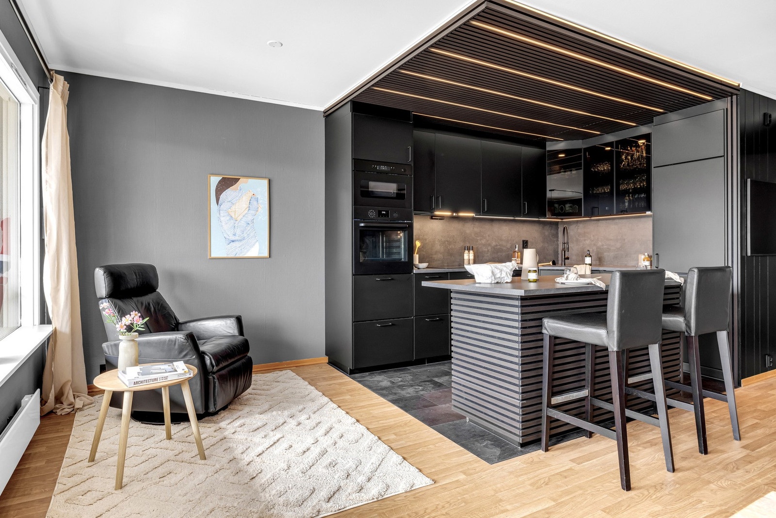 Ved siden av kjøkkenet er et i dag innredet til en hyggelig avslappende lesekrok. Galleribilde