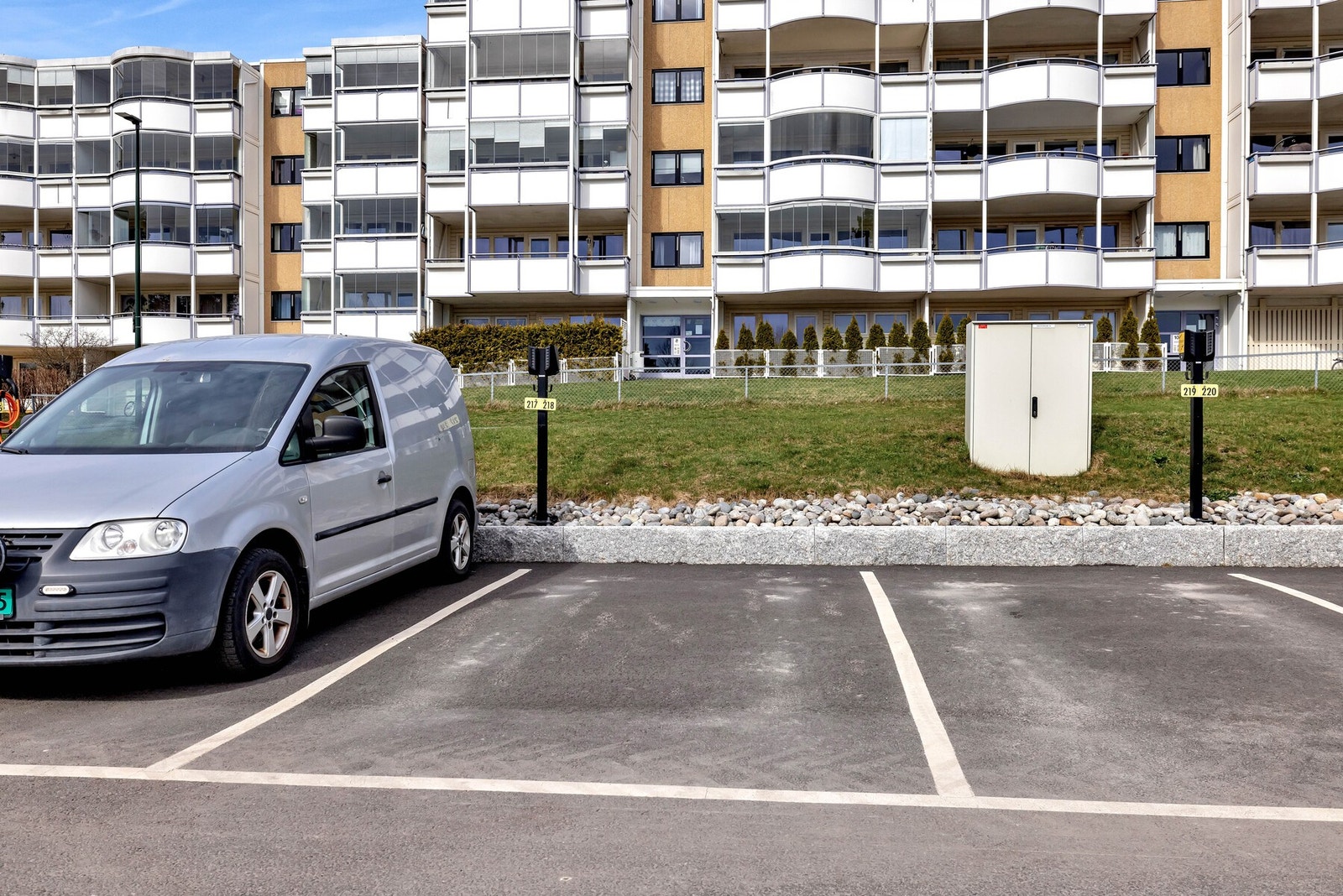 Leiligheten disponerer utvendig biloppstillingsplass med ladeboks som går på felles anlegget. Galleribilde