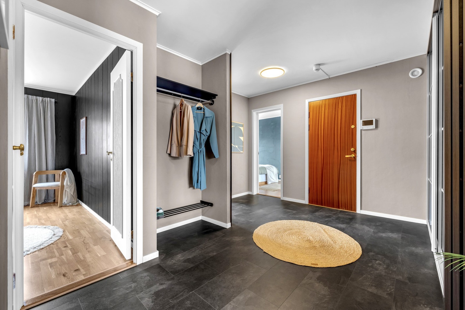 Du ønskes velkommen inn i en romslig og innbydende entré med god plass til å sette fra seg sko og henge fra seg yttertøy. Galleribilde