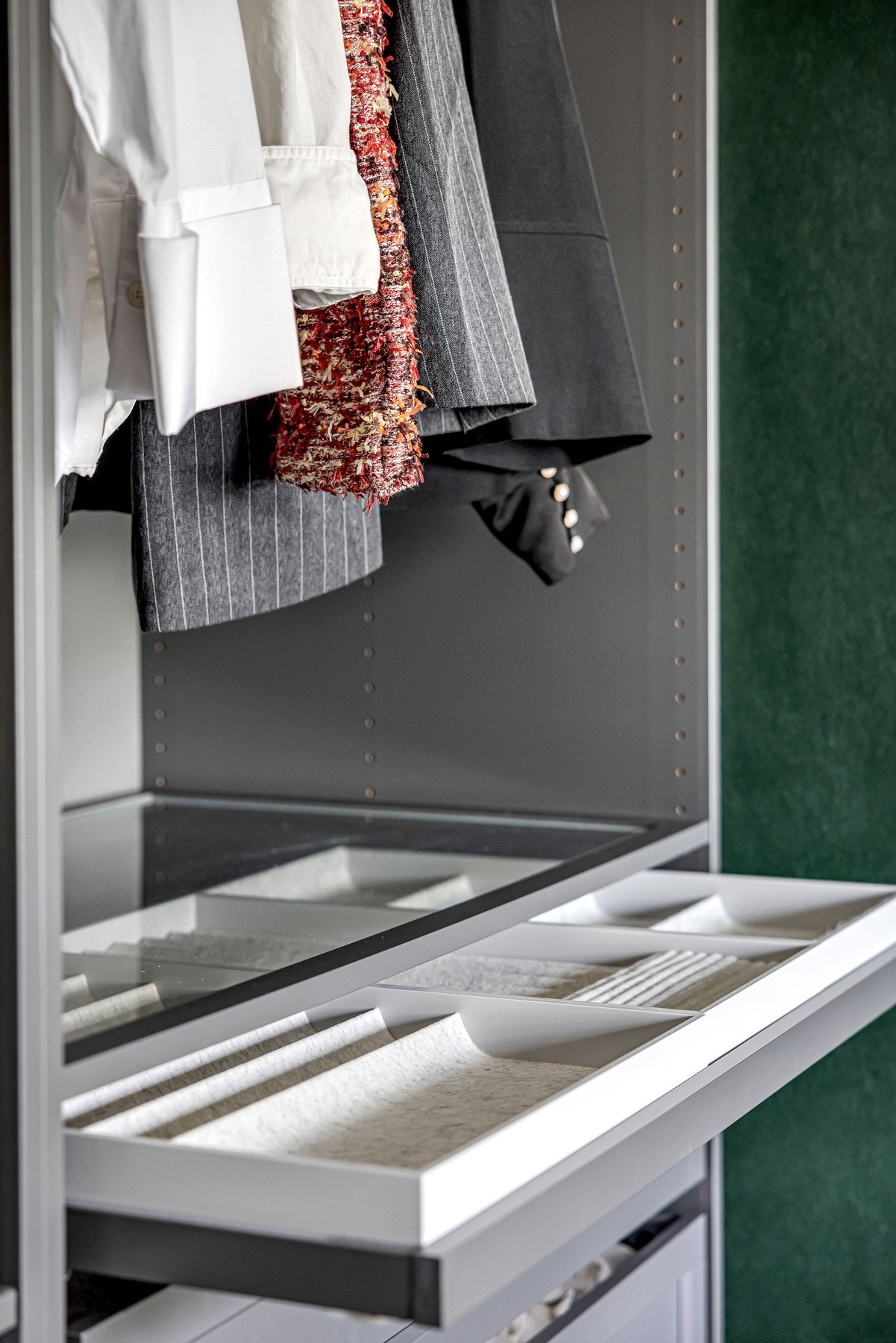 Hovedsoverommet har et stort garderobeskap med flere smarte løsninger som blant annet egen skuff til smykker og klokker. Galleribilde