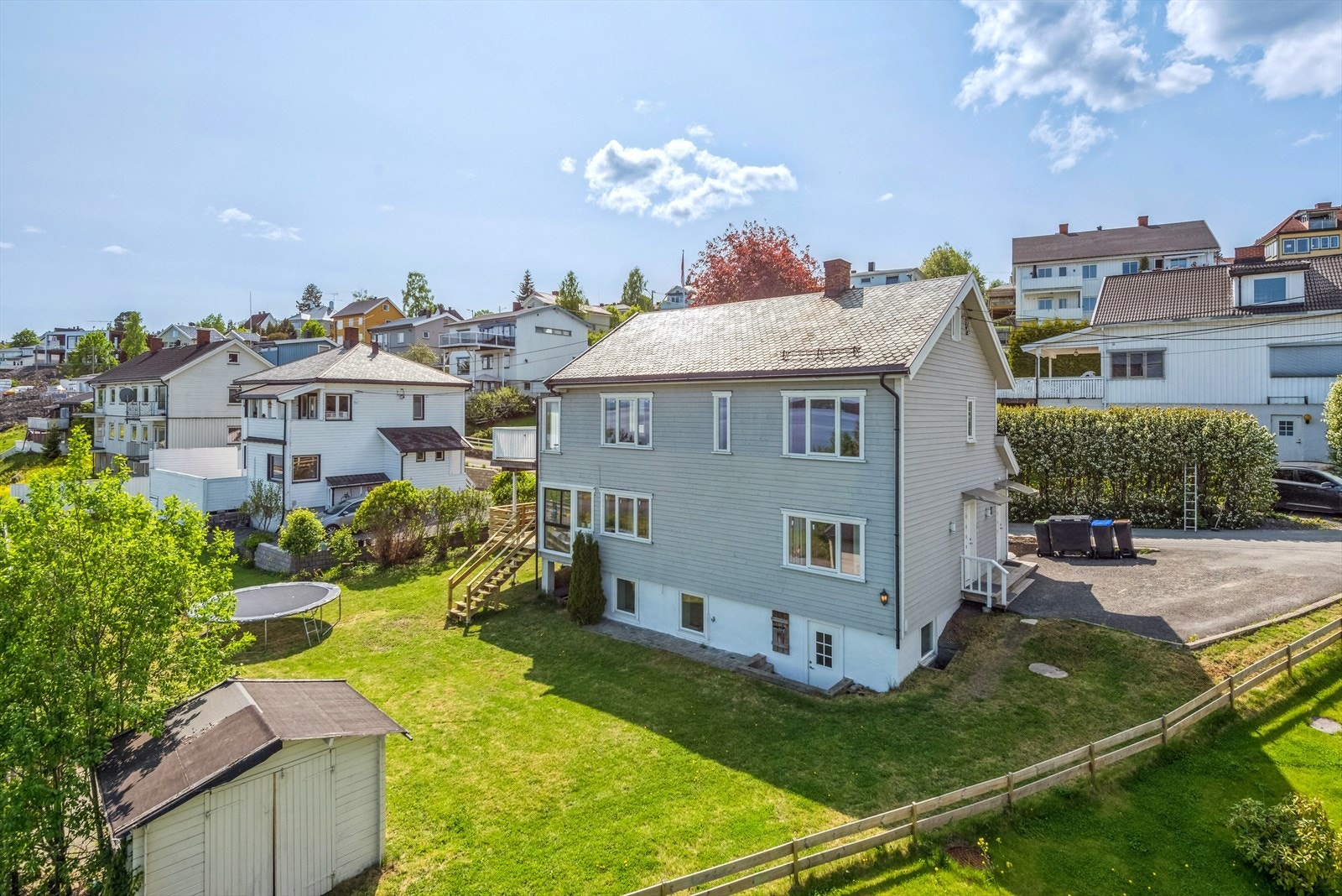 Hel tomannsbolig med leilighet i sokkeletasje - Opparbeidet tomt med plen og beplantning, gårdsplass Galleribilde