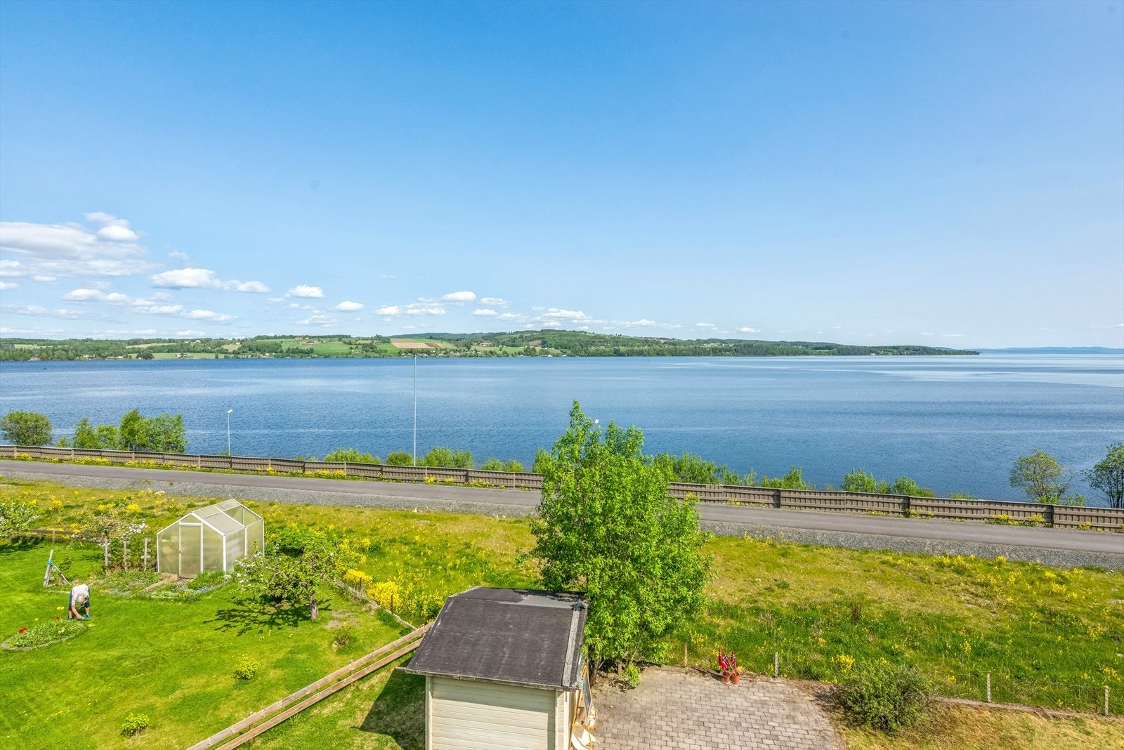 Flott utsikt mot Mjøsa fra boligen-Gangveg/nedsiden av huset til sentrum, båthavna, CC, strandpromenaden Galleribilde