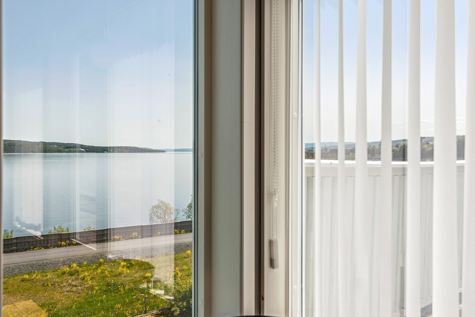 Utsikt fra stue 2. etg - Flott mot Mjøsa - Gangveg til båthavna og CC på nedsiden av eiendommen Galleribilde
