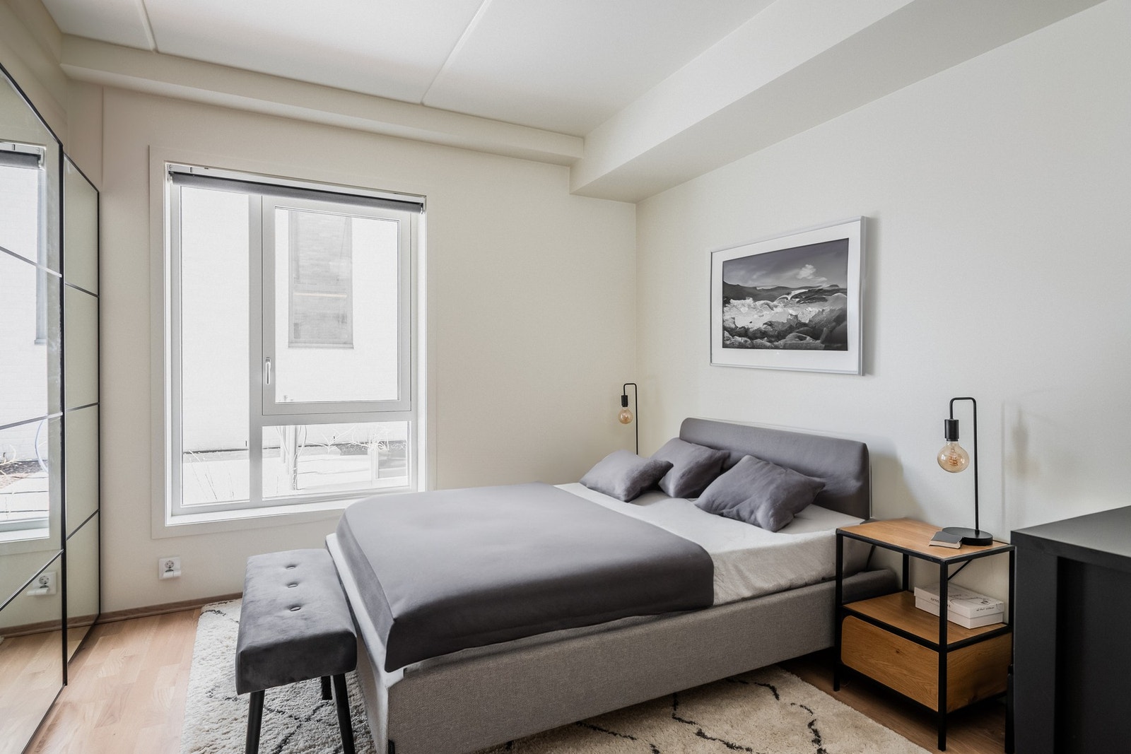 Leiligheten har et lyst og pent soverom med stor skyvedørsgarderobe samt plass til dobbeltseng og tilhørende møblement. Galleribilde