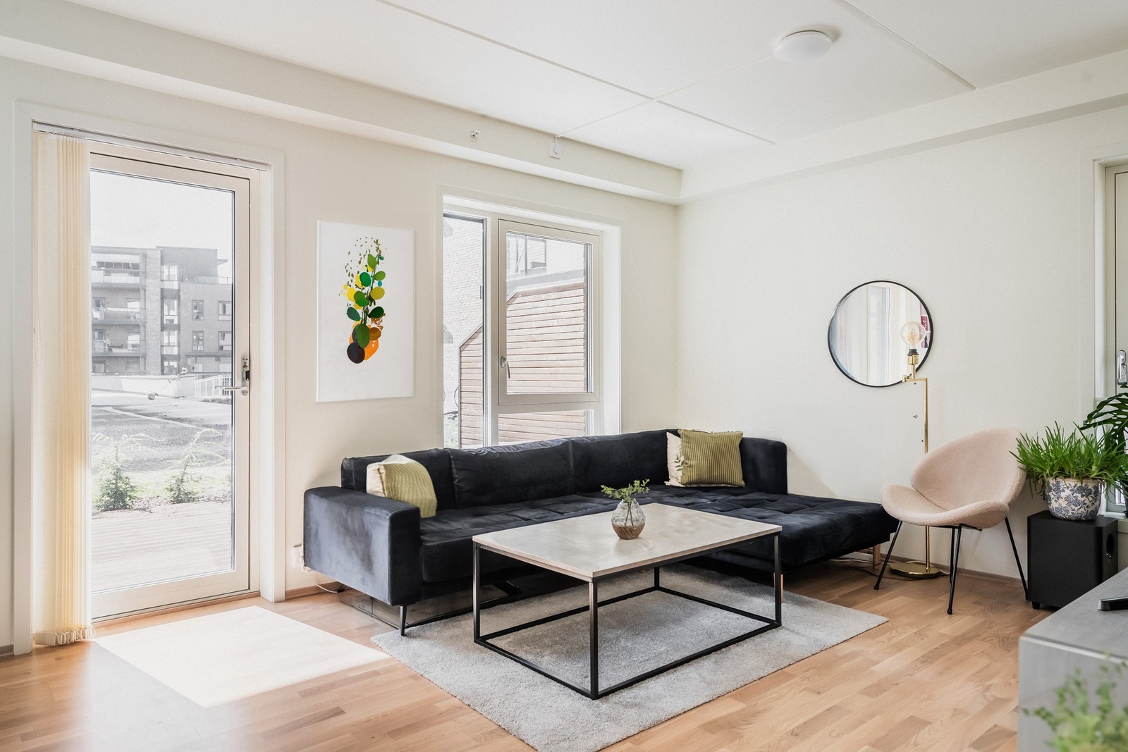 Utgang fra stuen til sydvendt, dels overbygd terrasse på ca. 22 kvm. Galleribilde