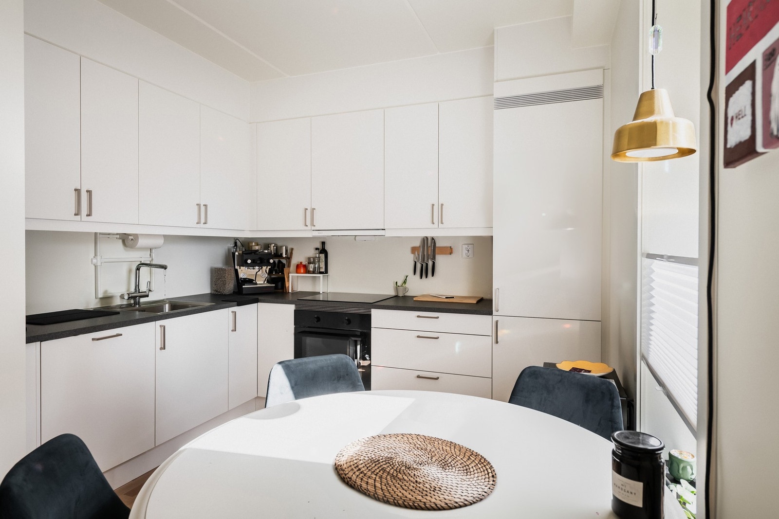 Kjøkkenet er tidløst og pent, utstyrt med integrerte hvitevarer som oppvaskmaskin, kjøleskap, stekeovn og koketopp. Galleribilde