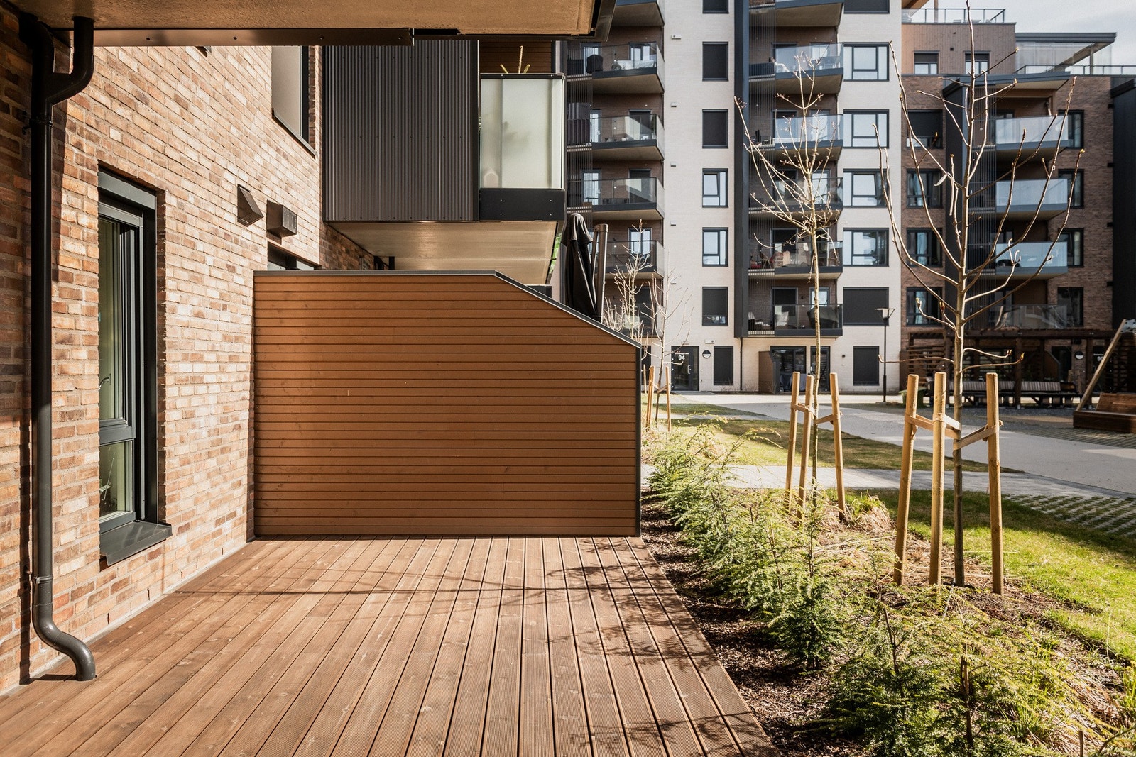 På hver kortside av terrassen er det høye levegger som sørger for lune forhold. Galleribilde