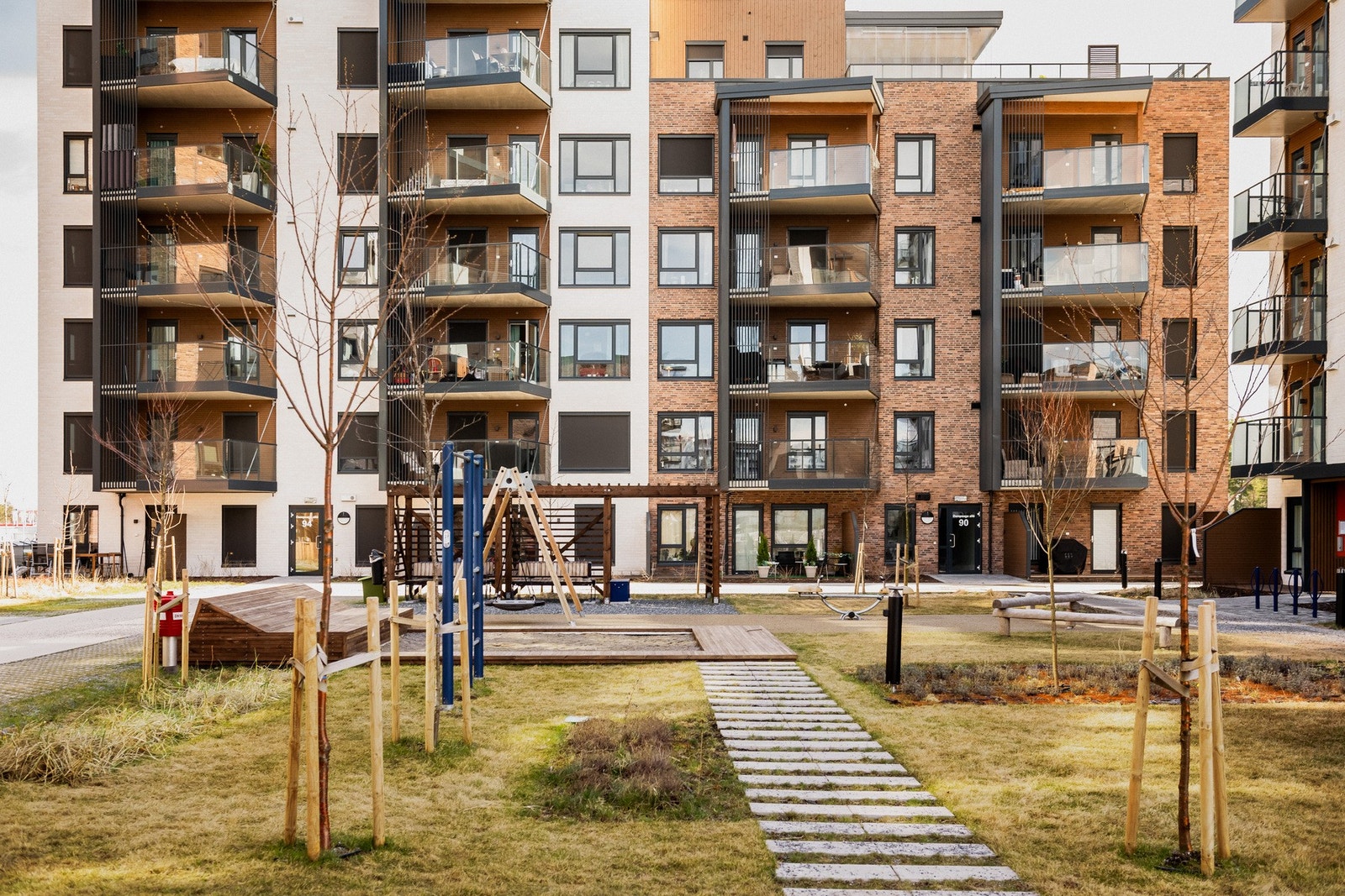 Fellesområdene er pent opparbeidet med grøntarealer og lekeplasser. Galleribilde