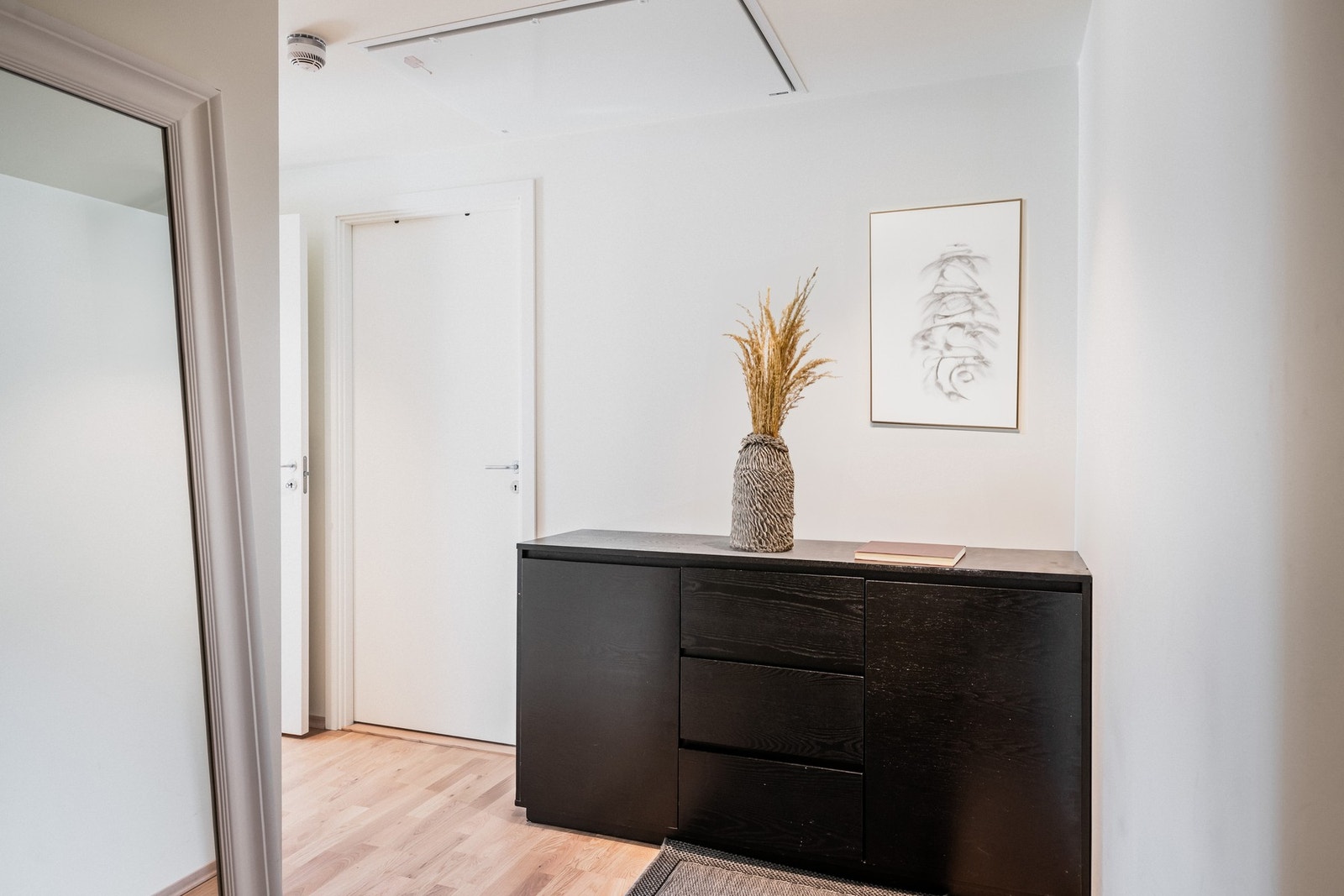 Det er fin plass til garderobeløsning i gangen inn mot stue/kjøkken. Galleribilde