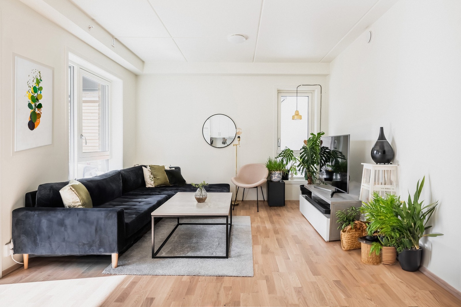 Dagslyset strømmer inn via store vinduer i to himmelretninger. Galleribilde