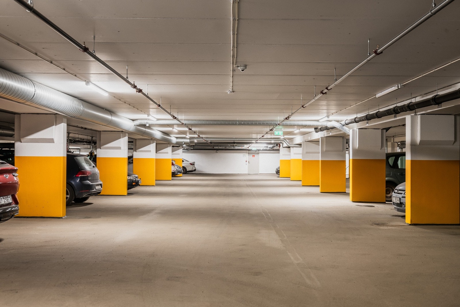 Det medfølger reservert p-plass (klargjort for el-bil lader) i felles, lukket garasjeanlegg. Galleribilde