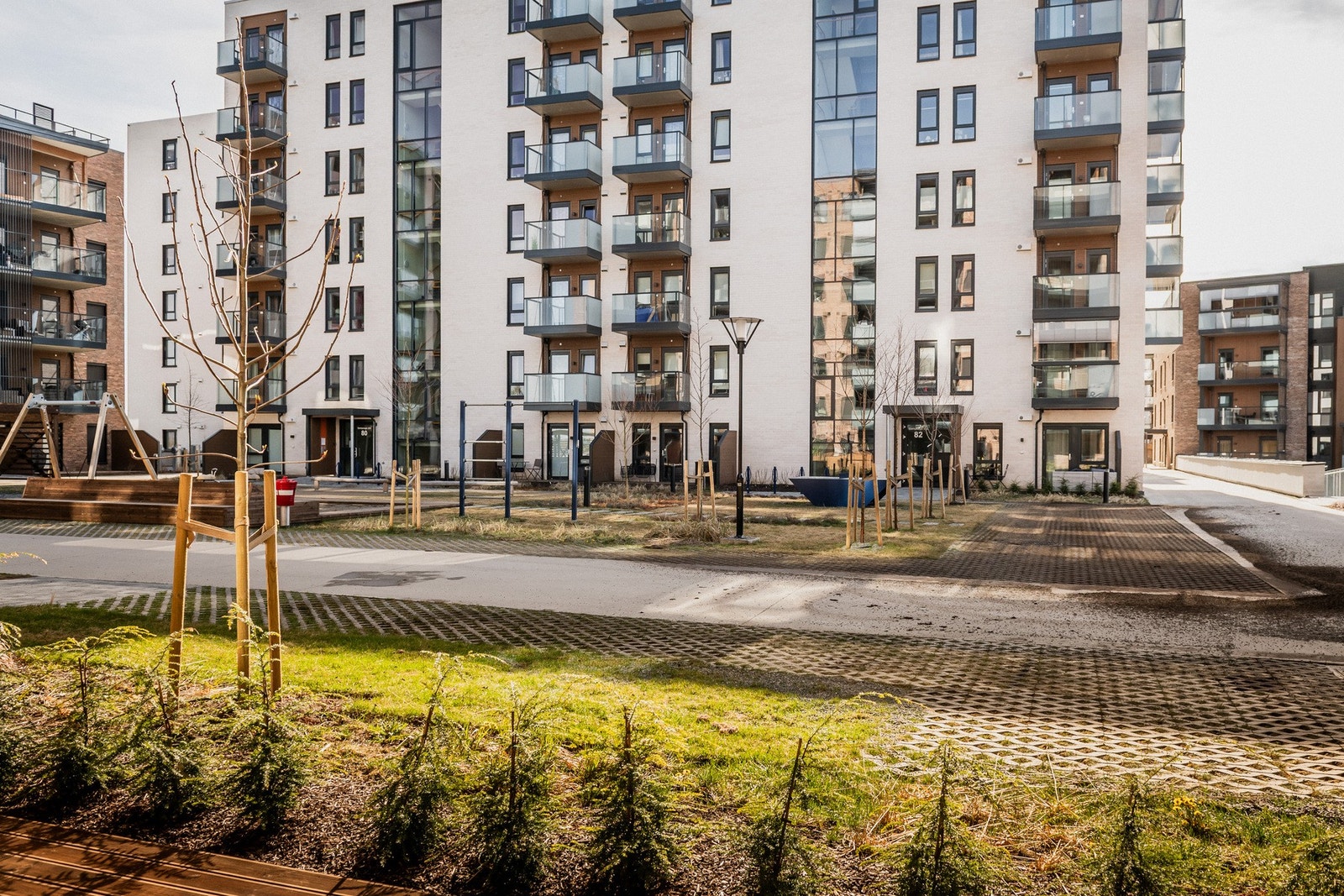 Sittegrupper og stemningsfull utebelysning, gjør områdene mellom byggene innbydende og hyggelige. Galleribilde