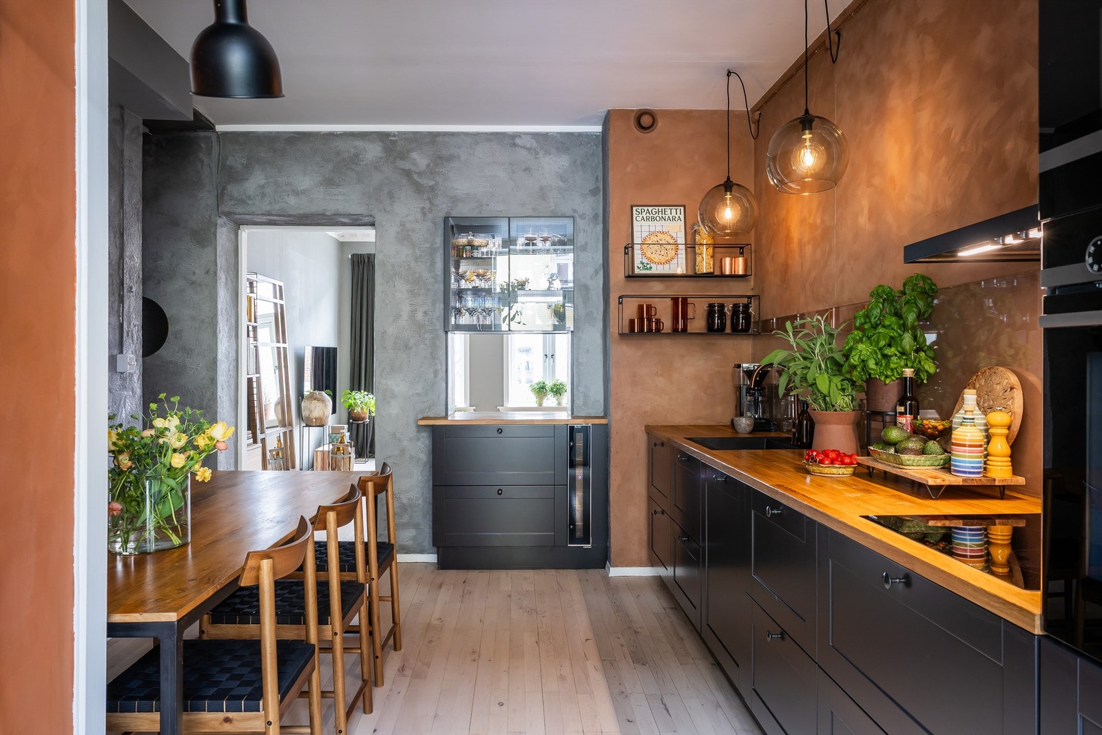 Hvitevarene er sømløst integrert i innredningen og består av kjøleskap med fryser, komfyr, platetopp og oppvaskmaskin. Galleribilde