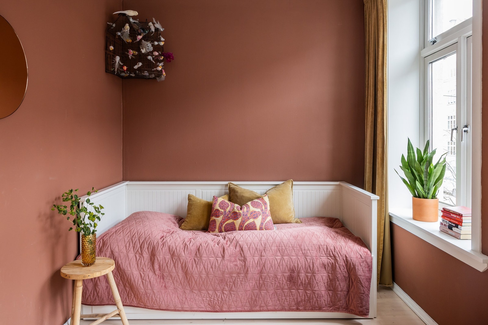 Soverom II er av god størrelse med plass til seng, nattbord og garderobe. Galleribilde