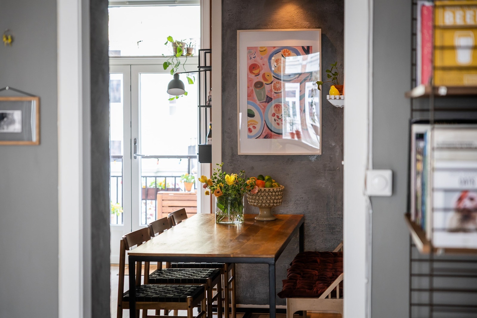 Sosial spisebord med plass til mange rundt bordet! Galleribilde