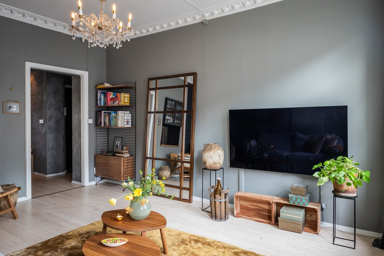 Stuen er romslig med god planløsning og kan enkelt innredes med en hyggelig sofagruppe med tilhørende sofabord og annet ønskelig stuemøblement. Galleribilde