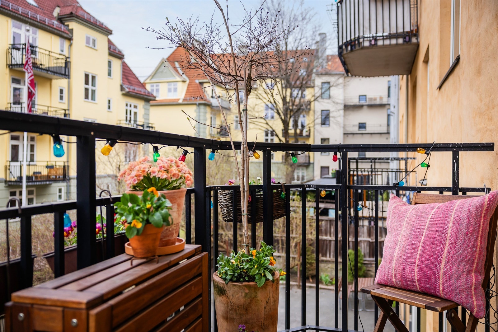 Balkongen vender ut mot rolig bakgård. Galleribilde