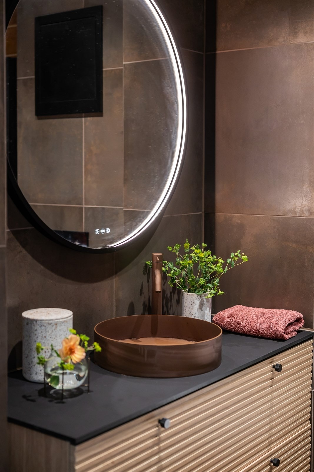 Bad fra 2021 med vask og blandebatteri fra Primy og italianske fliser i dusjsonen Galleribilde