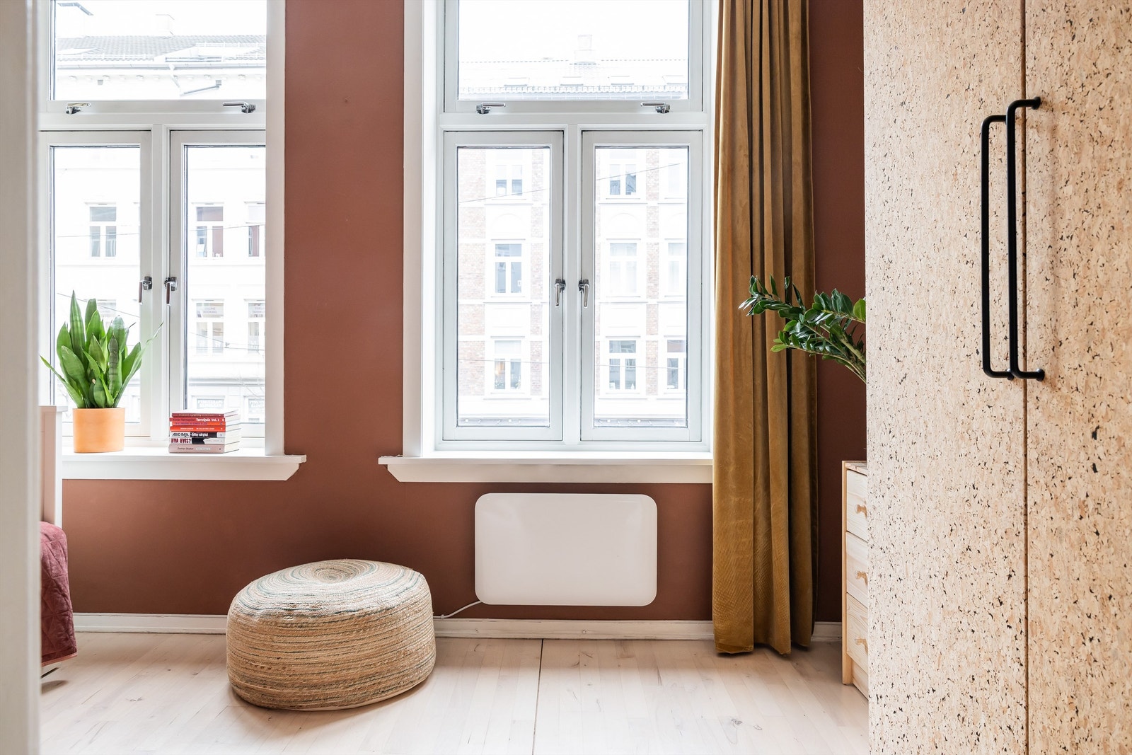 Soverom II er av god størrelse med plass til seng, nattbord og garderobe. Galleribilde