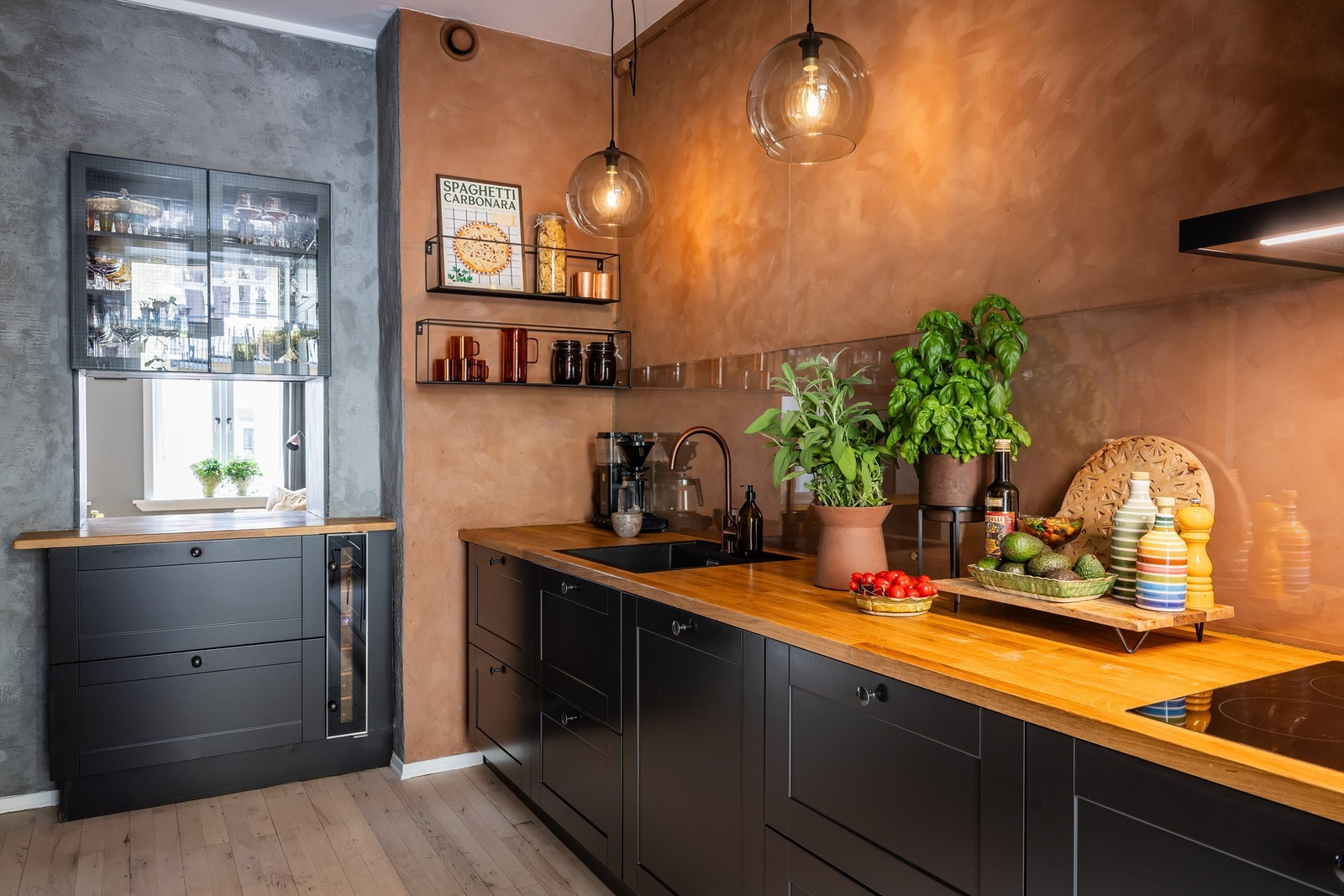 Delikat Straikjøkken fra 2019 med god skap- og benkeplass. Galleribilde