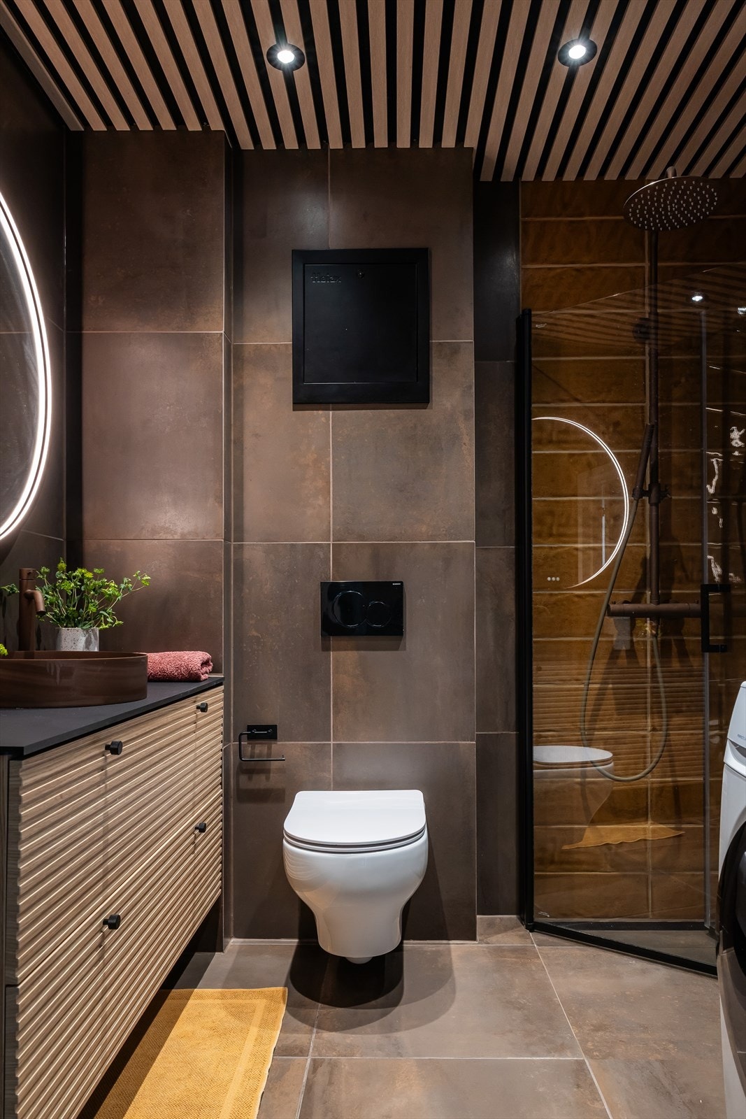 Delikat flislagt baderom fra 2021 med mange lekre detaljer som spiler i himling. Galleribilde