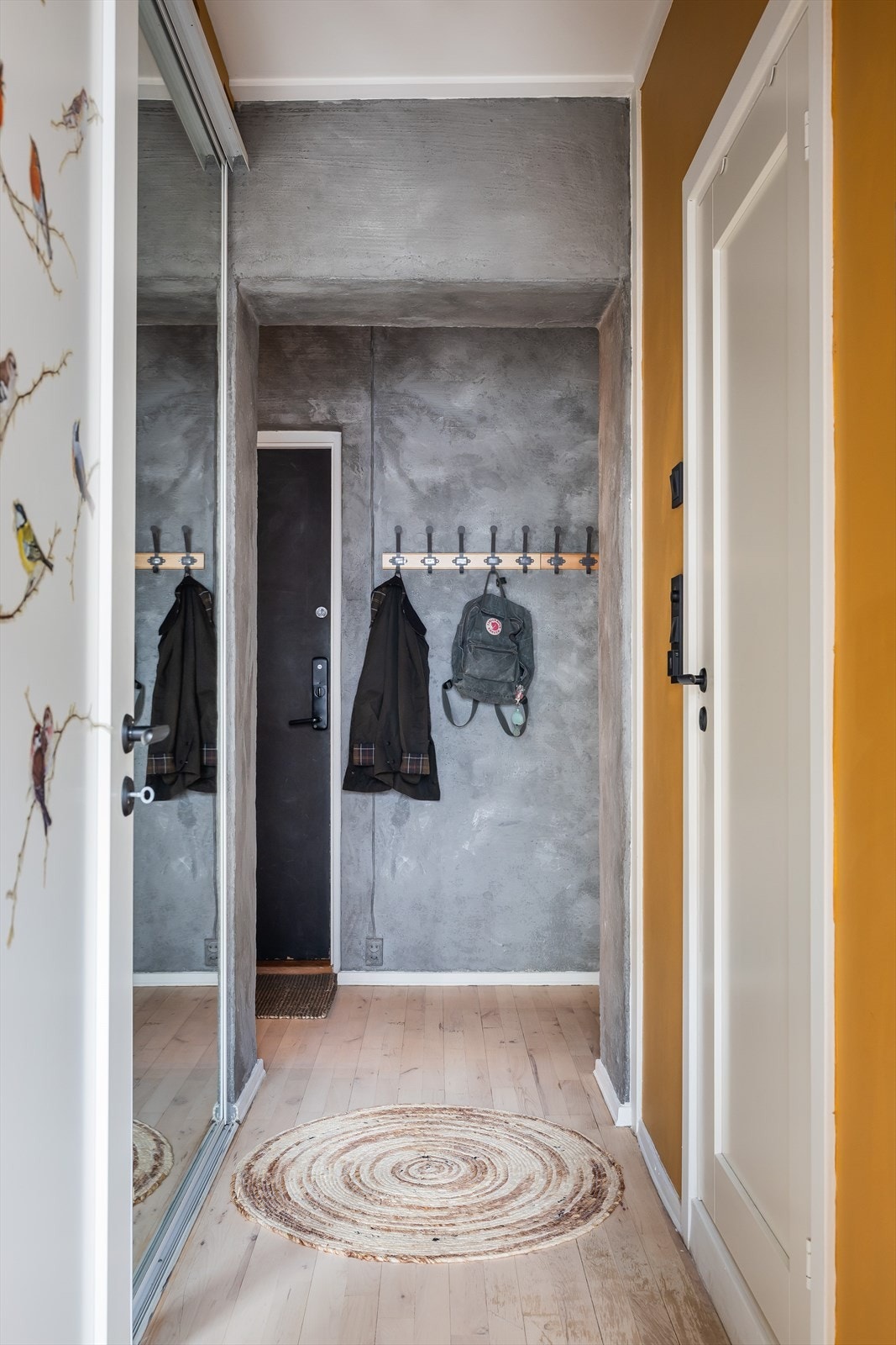 Stor skyvedørsgarderobe med god oppbevaringsplass. Galleribilde