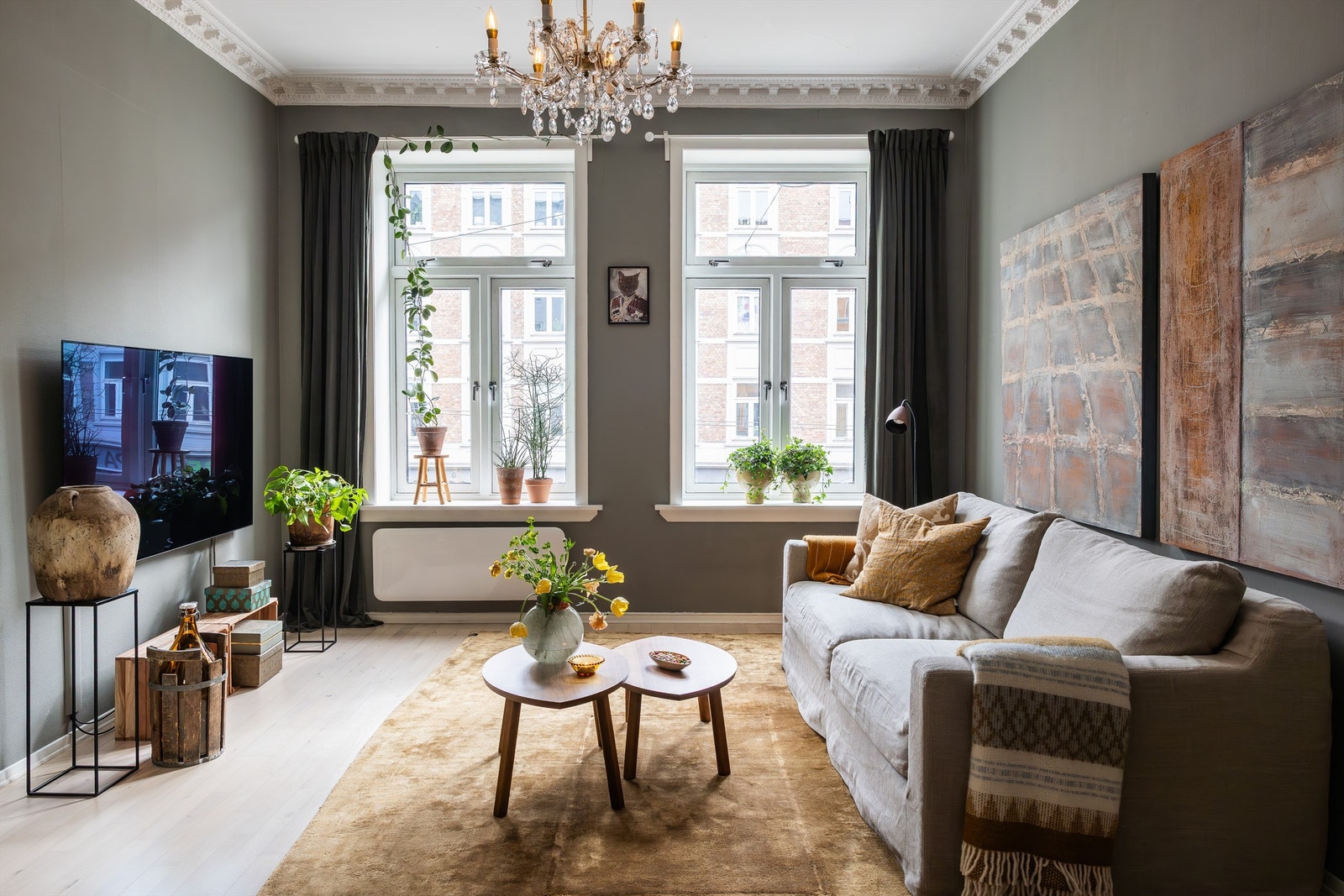 Det er store vindusflater som slipper inn rikelig med lys og skaper en lys og luftig atmosfære i stuen. Galleribilde