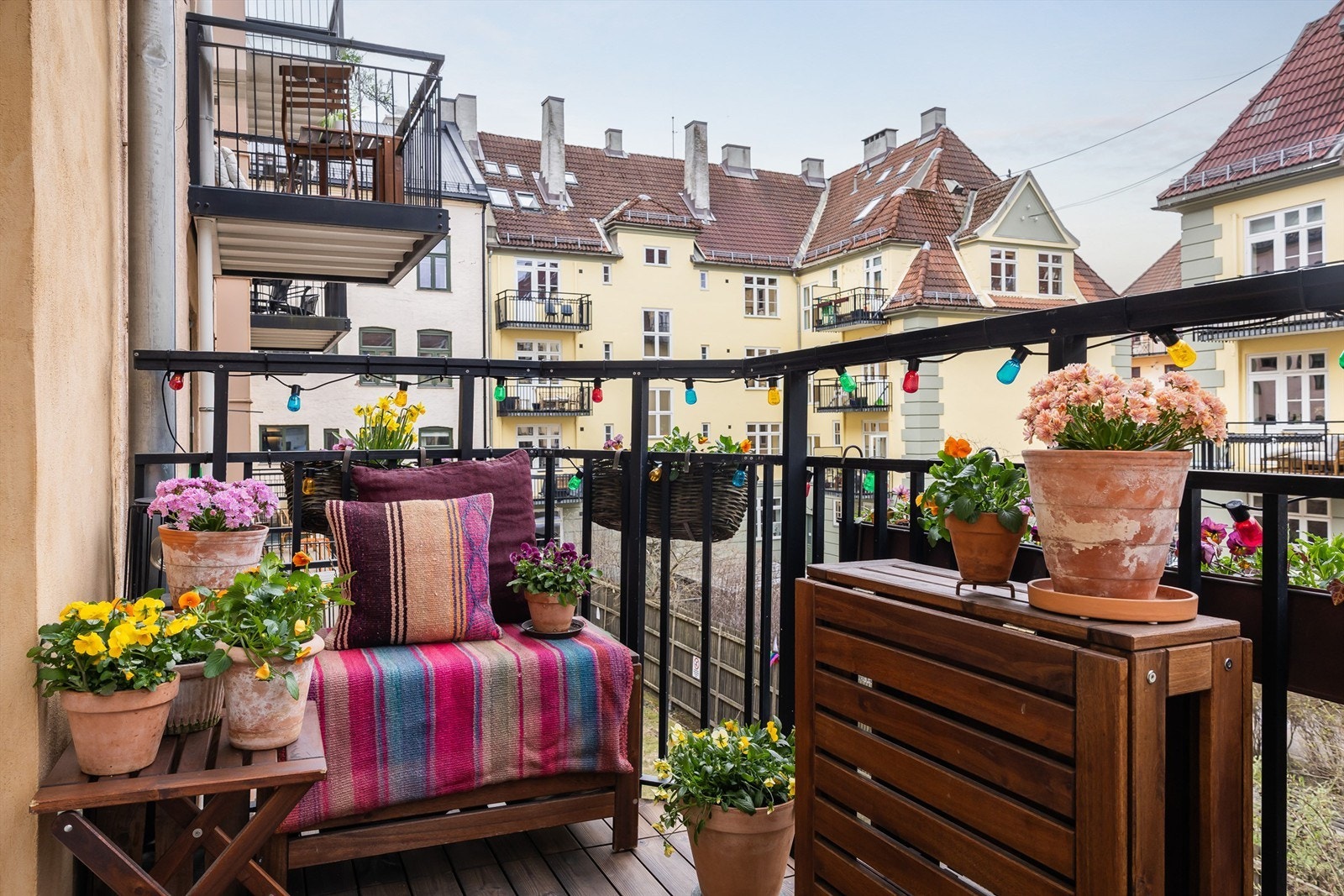 Balkongen vender mot vest og er på 4 kvm. Her kan du enkelt innrede med en hyggelig sittegruppe der årets varme dager kan nytes. Galleribilde