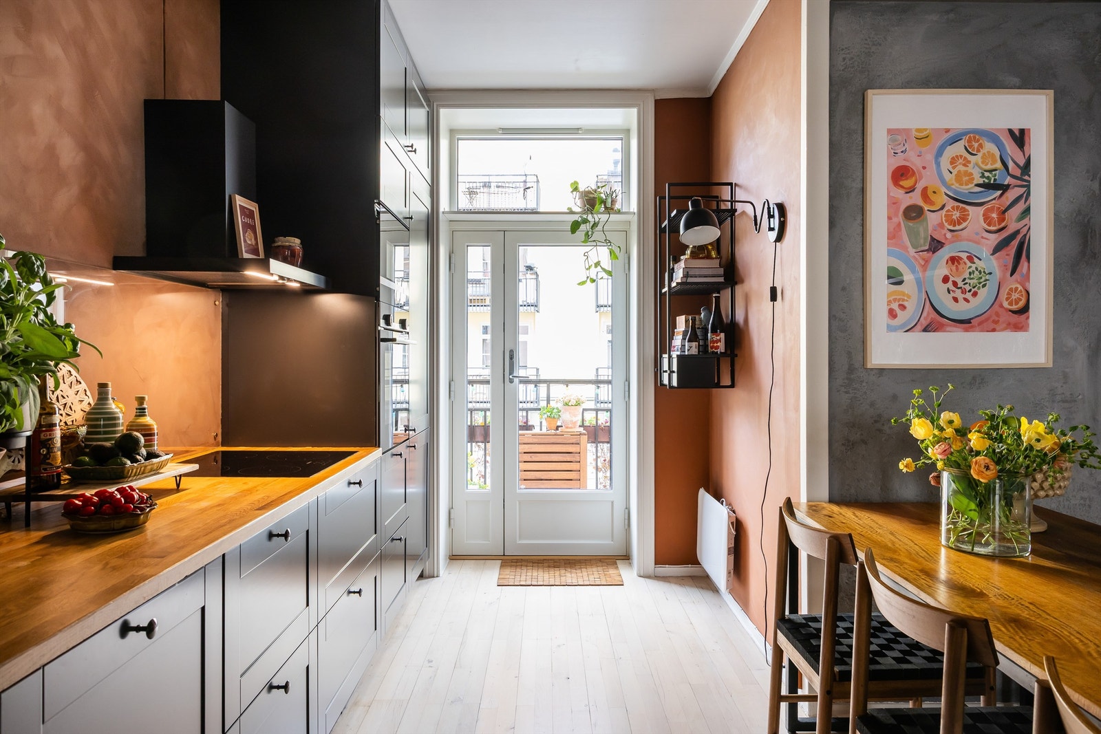 Kjøkkenet er av god størrelse med plass til mange gjester rundt bordet. Galleribilde