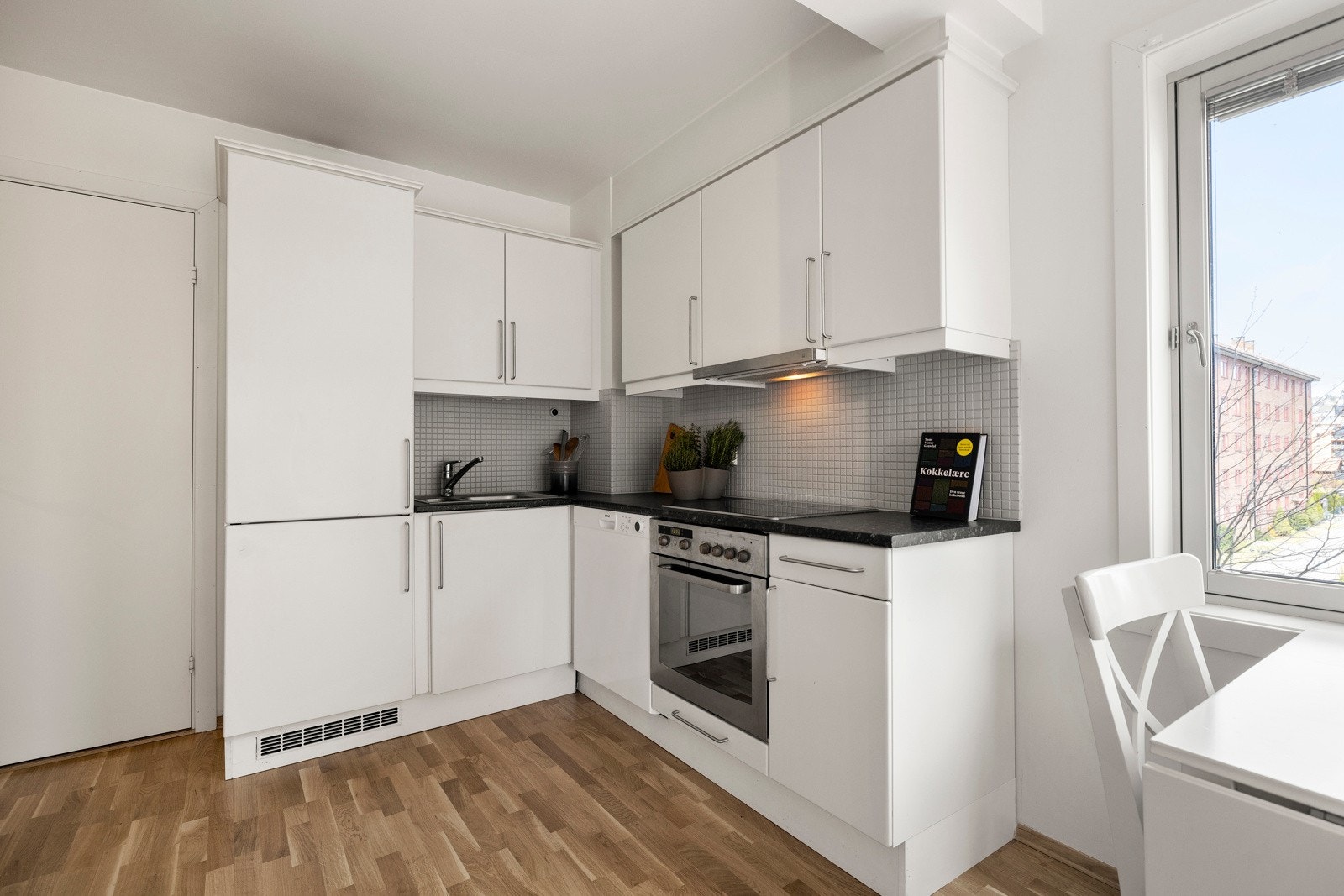 Kjøkken med glatte og lyse flater Galleribilde