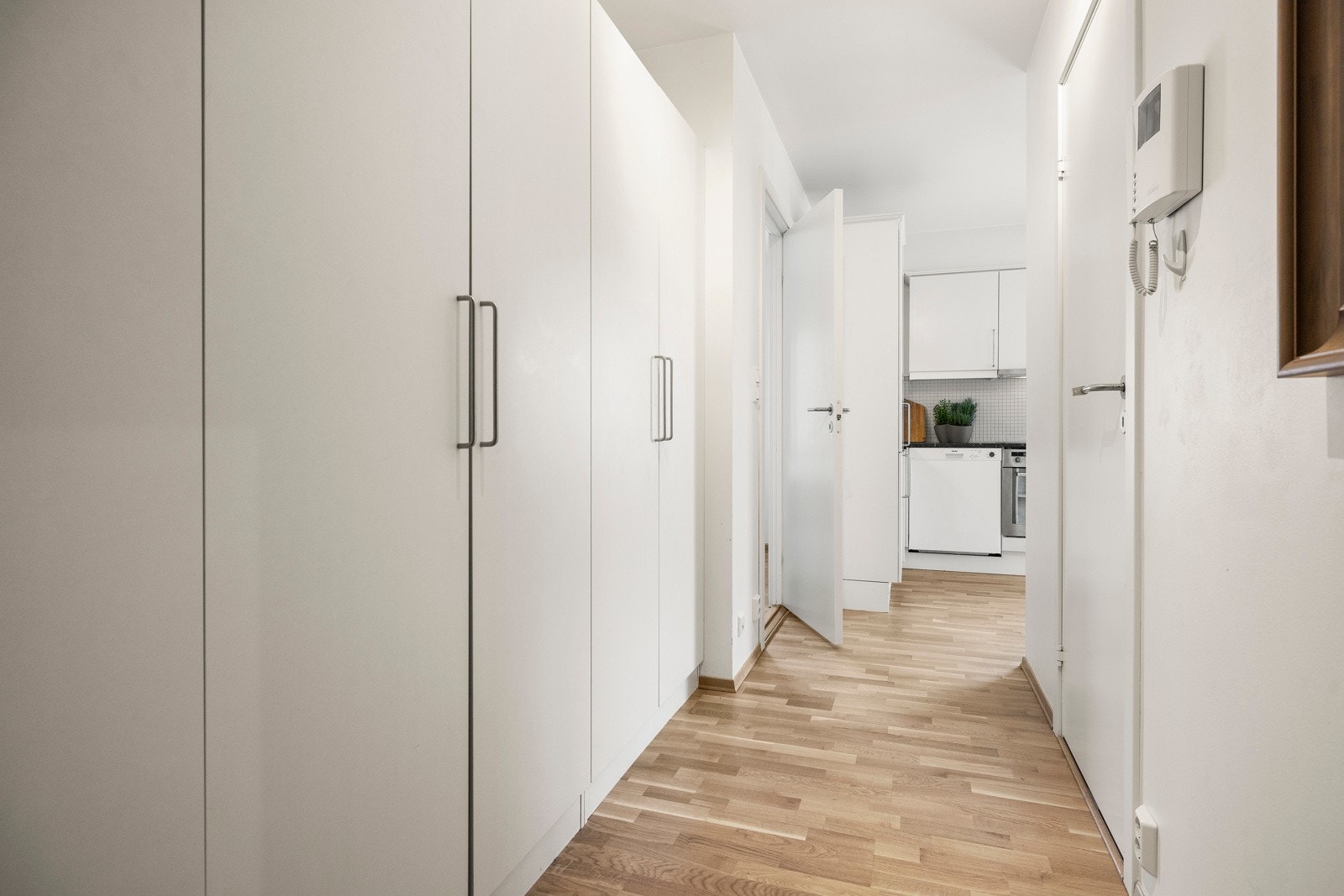 Lys gang med rikelig plass til oppbevaring Galleribilde