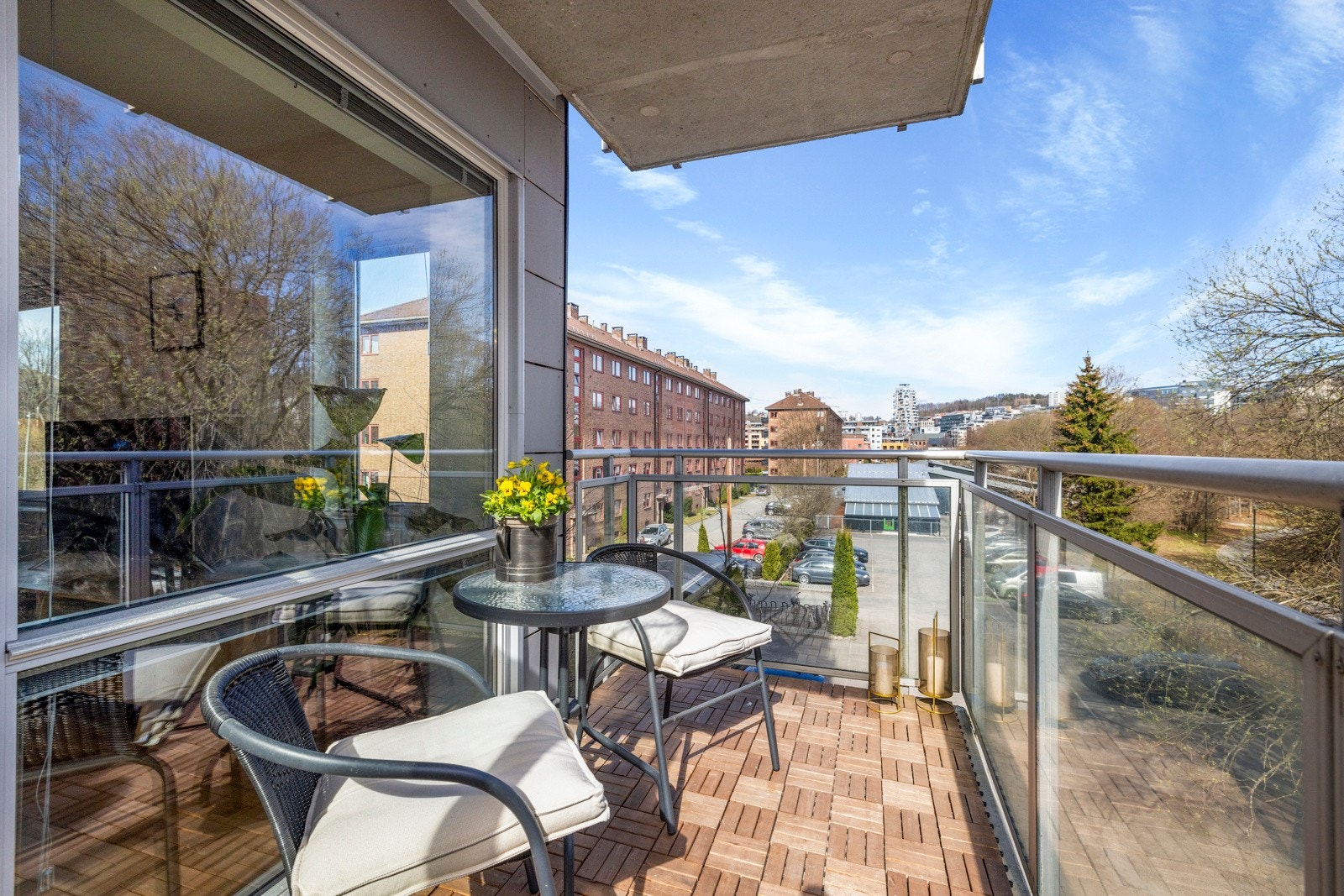 Hyggelig solrik balkong Galleribilde