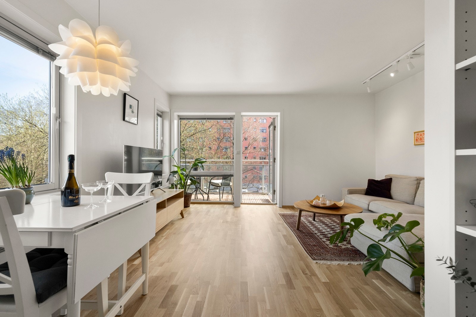 Romslig stue med smart løsning Galleribilde