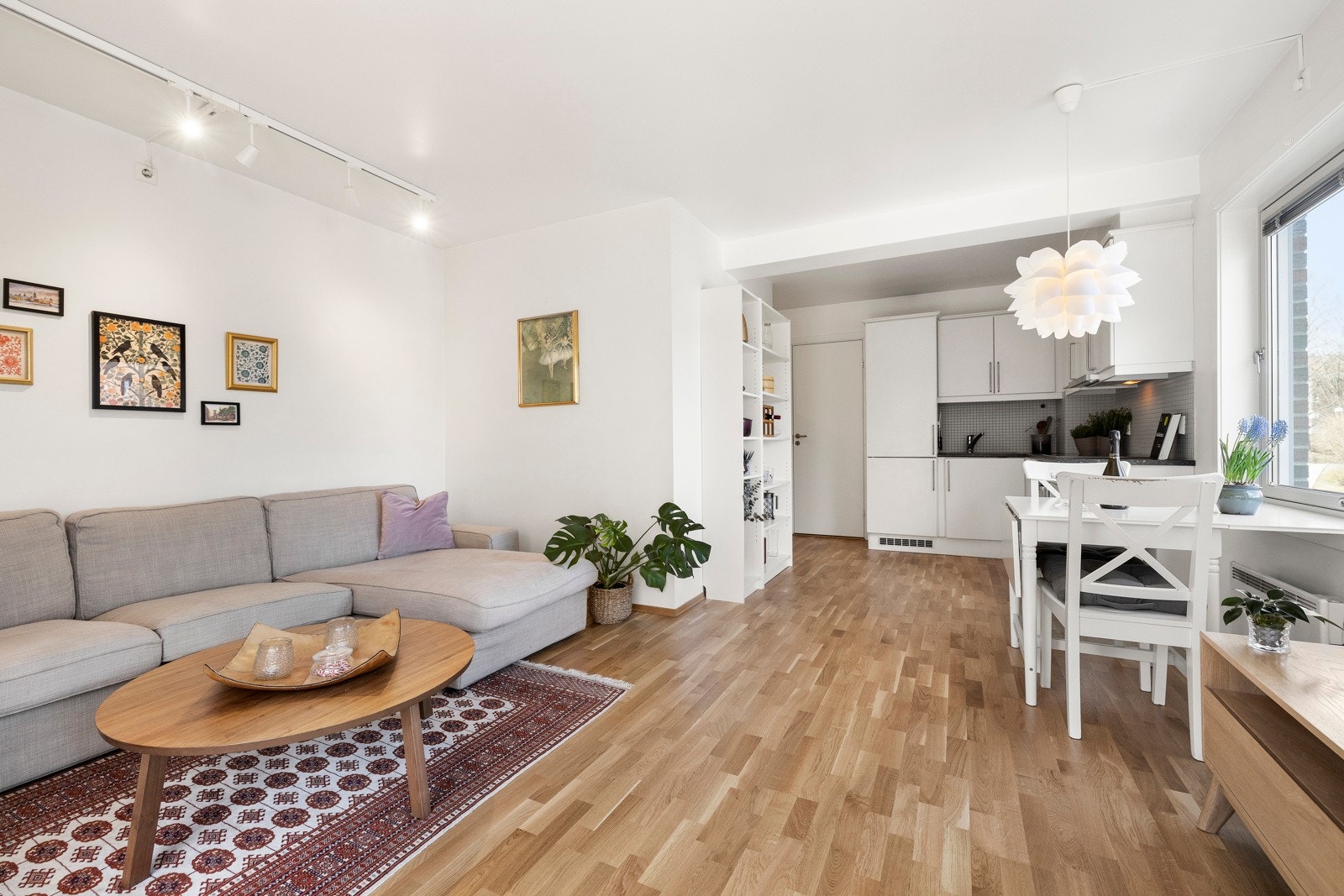 Åpen planløsning med stue og kjøkken Galleribilde