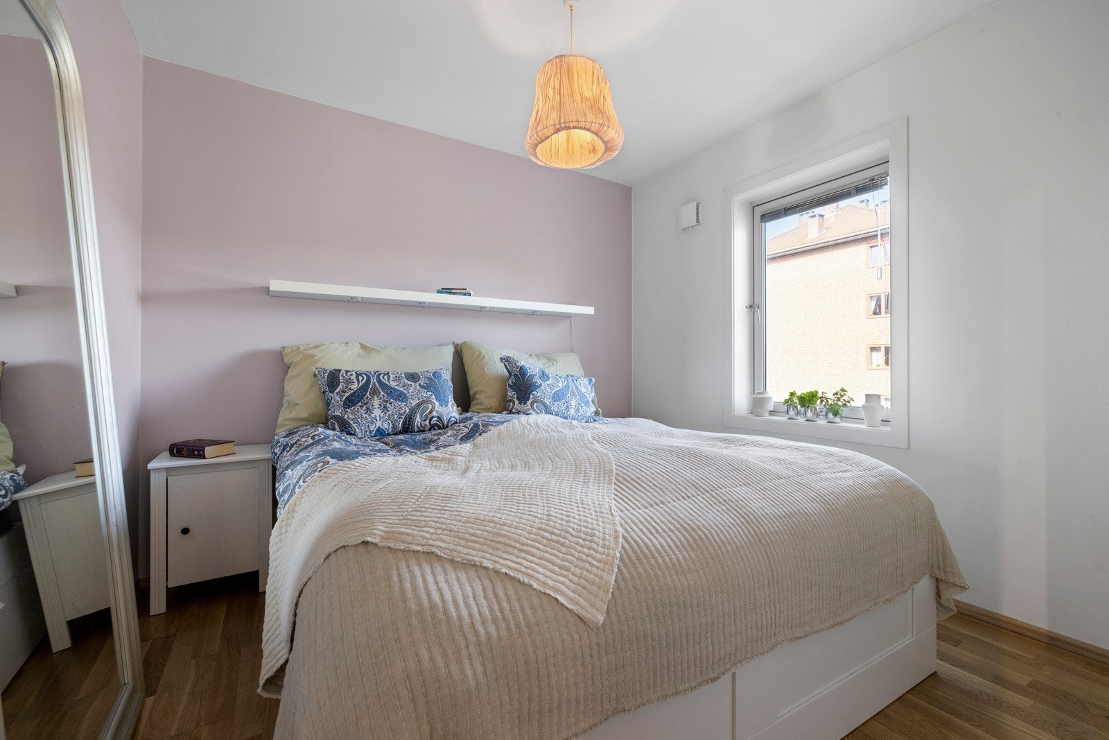 Romslig soverom med lyse vegger Galleribilde