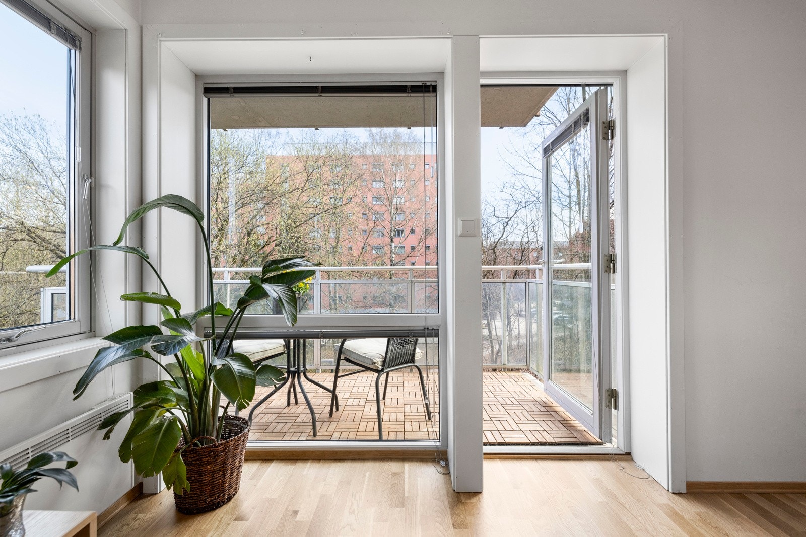 Store vinduer som slipper inn rikelig med lys Galleribilde