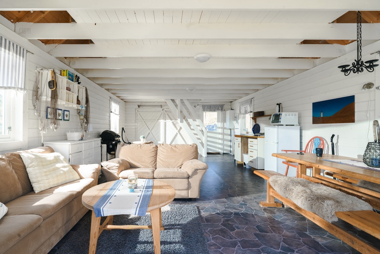 Naustrom som er trivelig innredet med sittegruppe og spisegruppe. Galleribilde