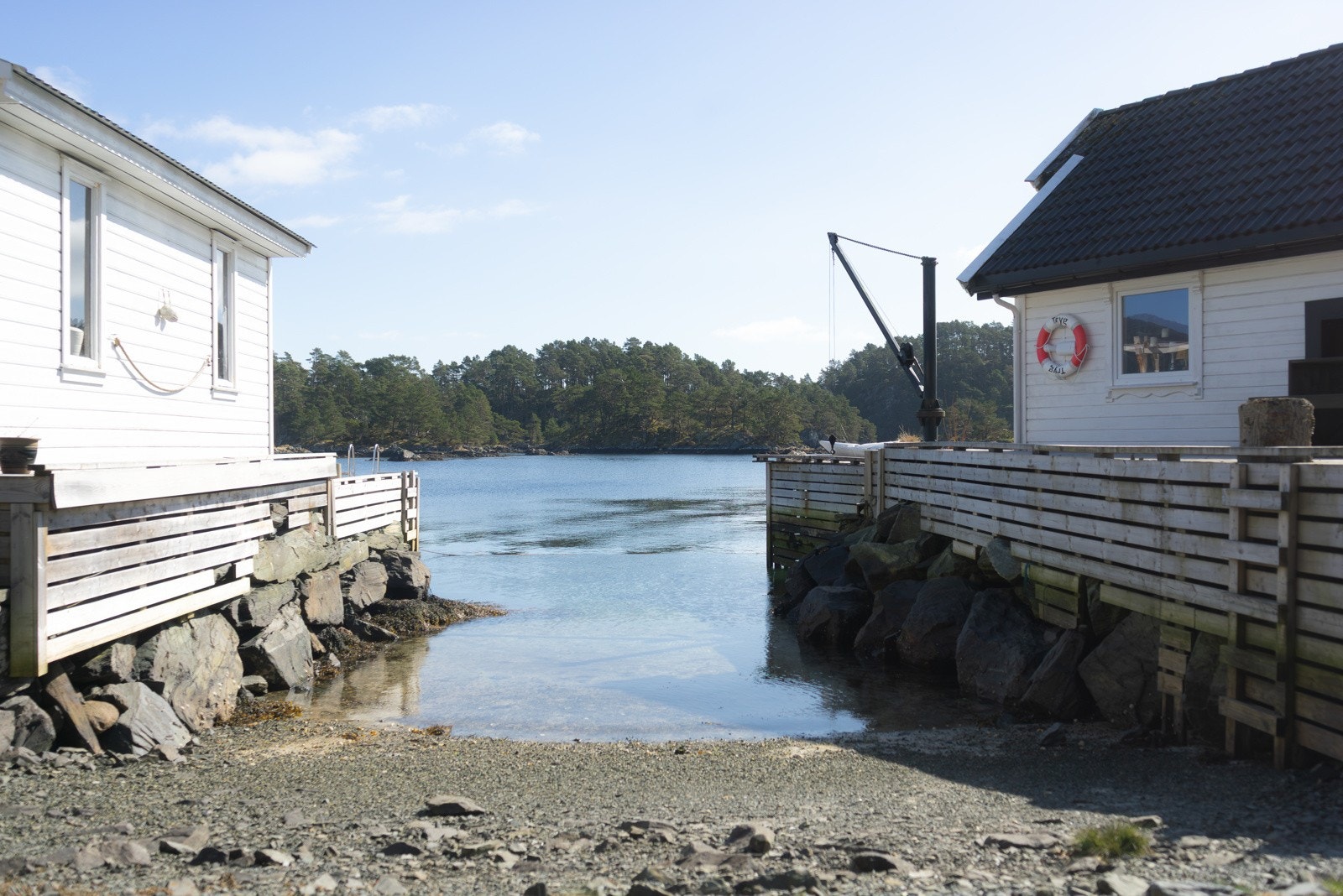 Rett ved siden av naustet er det tinglyst rett til båtopptrekk ved stranden. Her er det tilrettelagt for å kunne ta opp båten for vinteren. Galleribilde