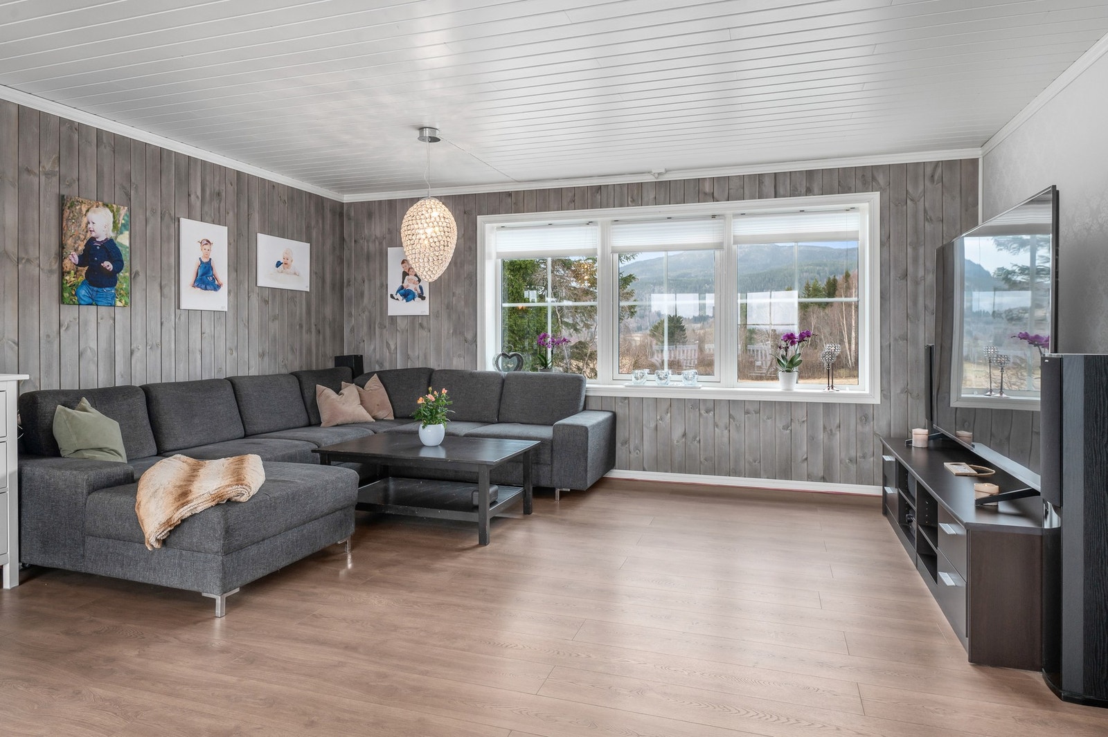 Del av den store stuen - vinduer på tre sider. Galleribilde