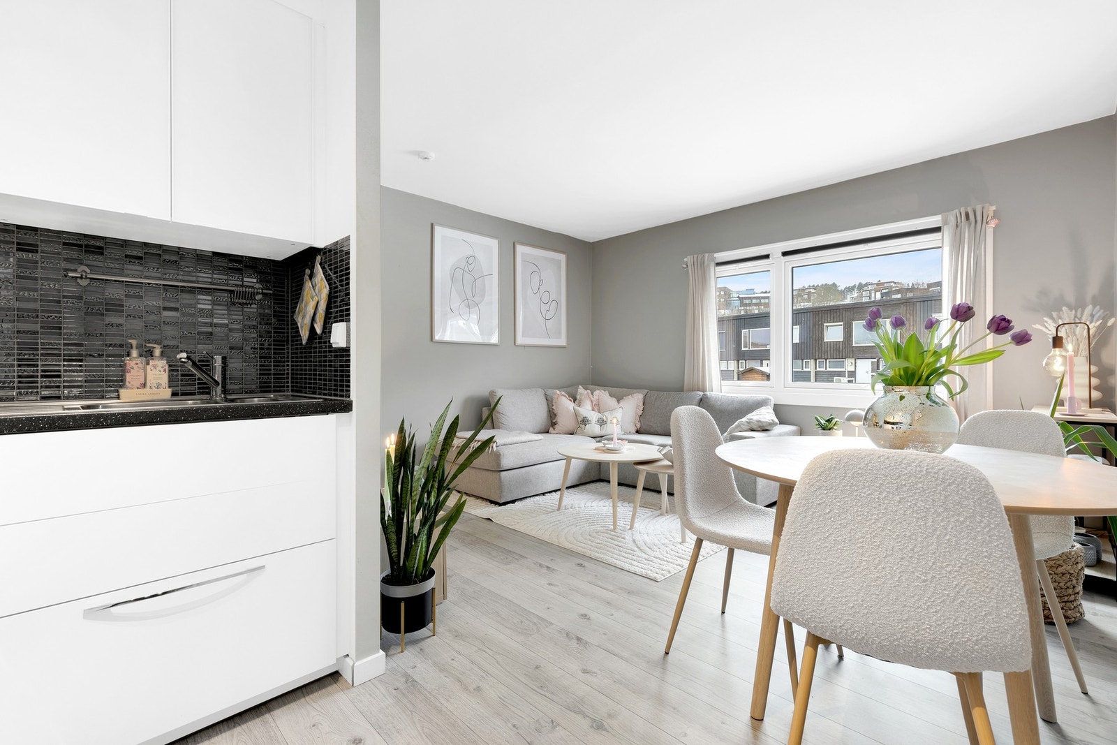 De store vindusflatene bidrar med godt naturlig innlys. Galleribilde